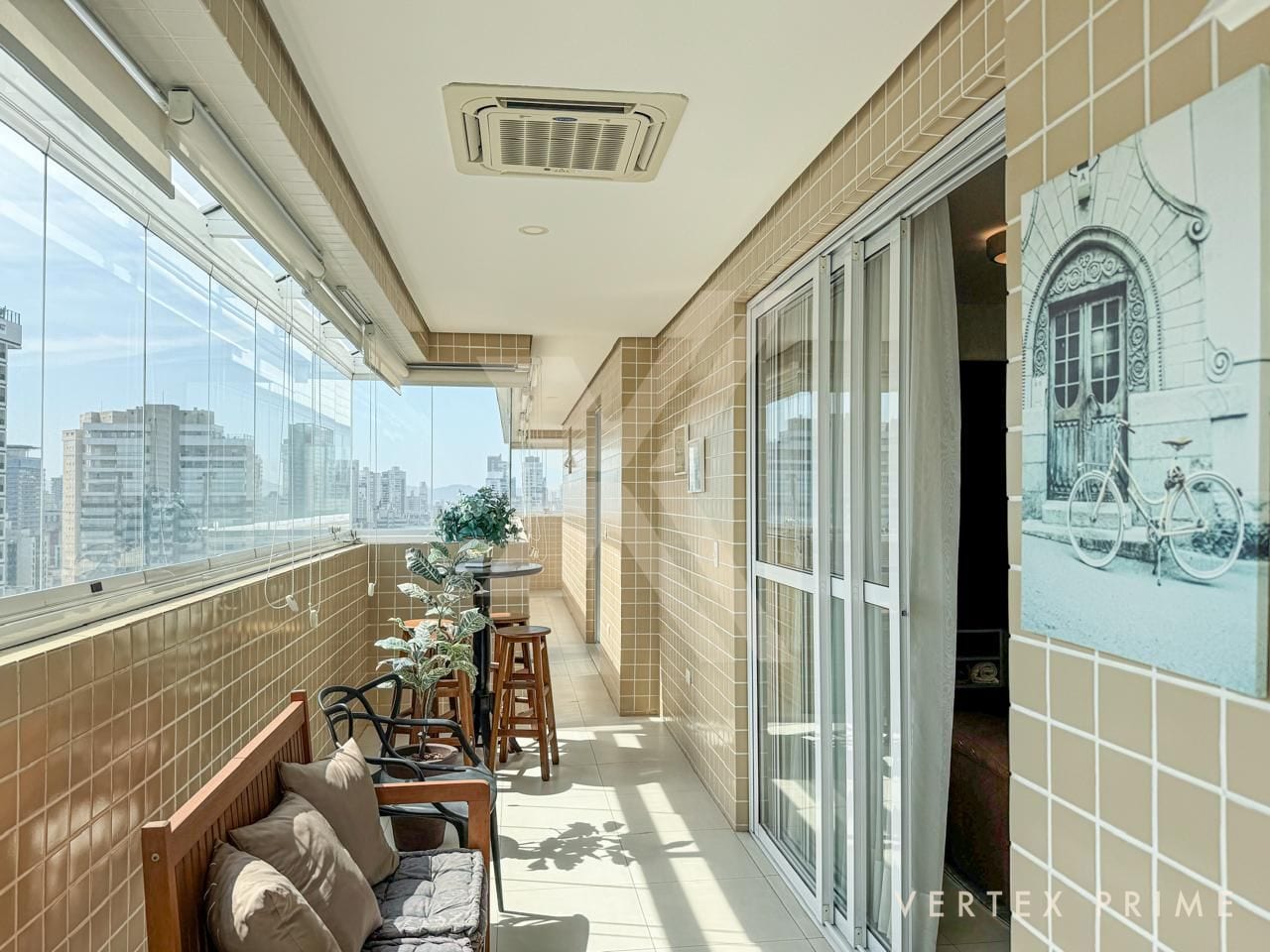 Apartamento de 3 suítes, andar alto e vista mar no Gonzaga em prédio com lazer. — foto
