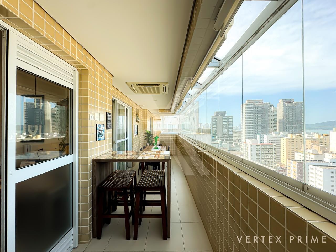 Apartamento de 3 suítes, andar alto e vista mar no Gonzaga em prédio com lazer. — foto