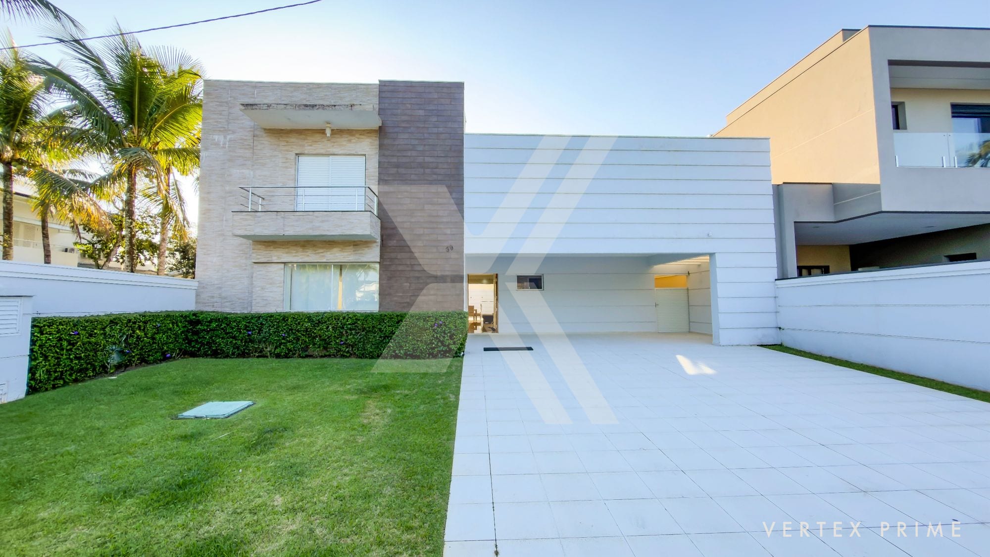 Casa moderna frente praça