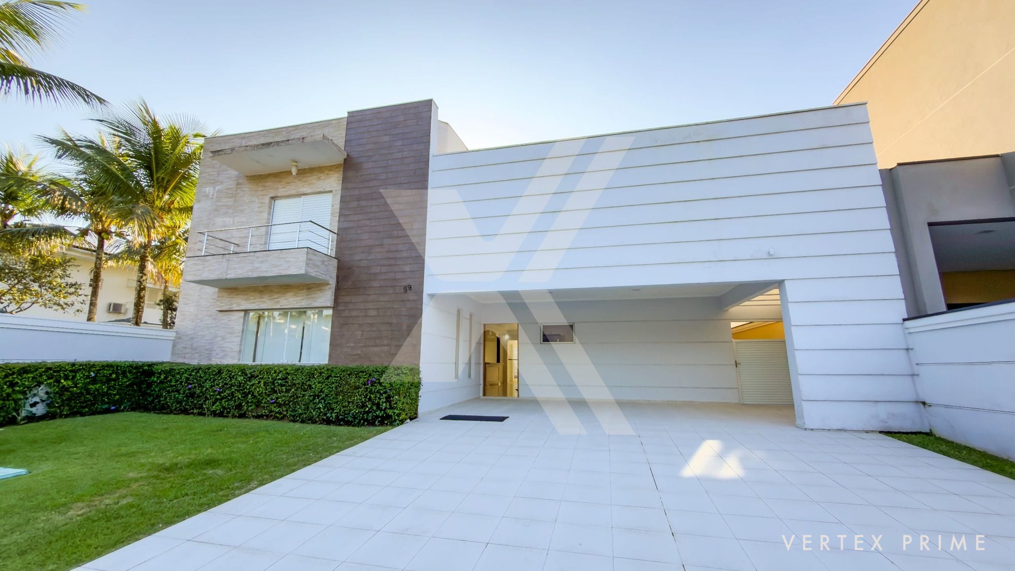 Casa moderna frente praça — foto