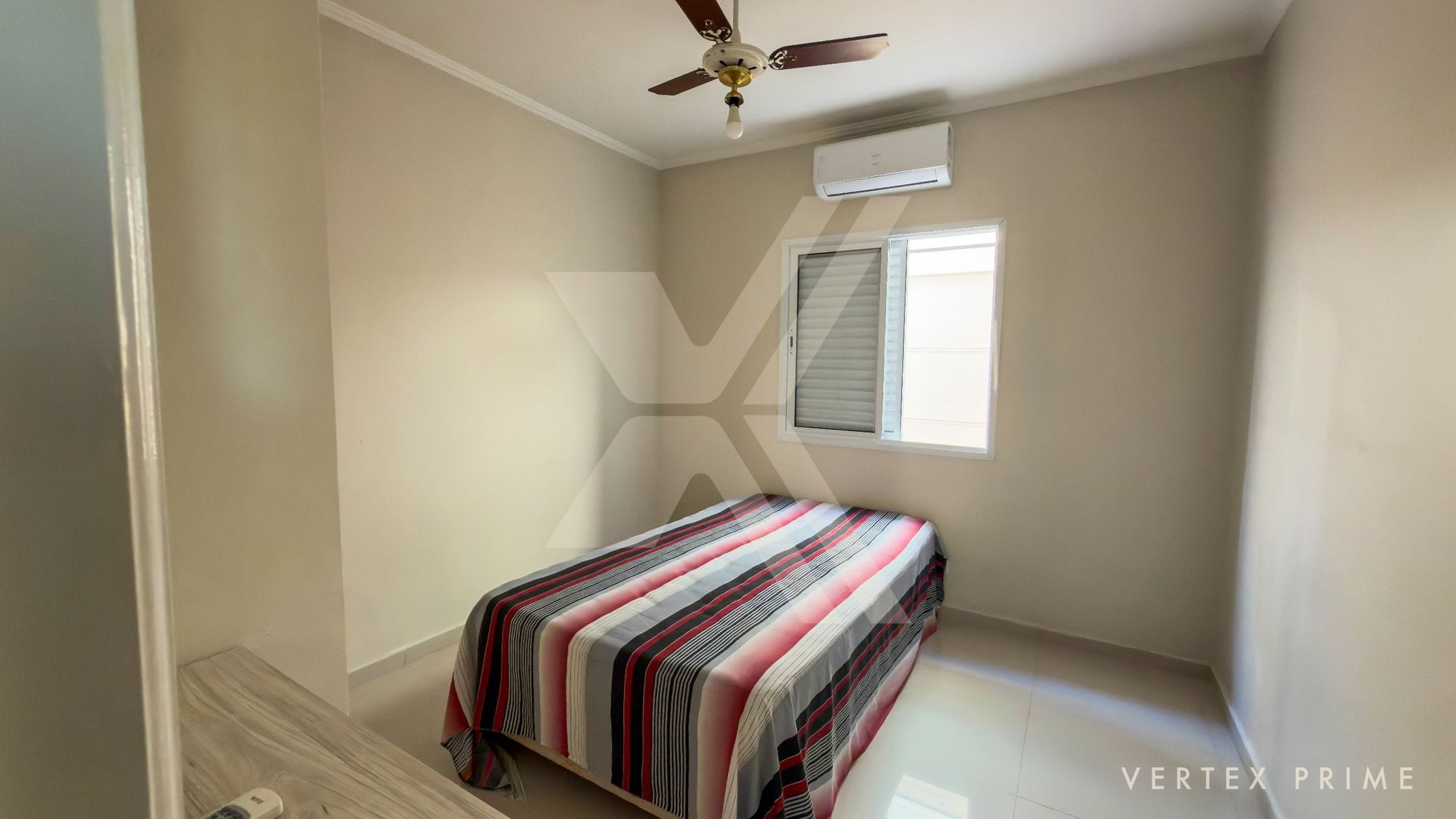 Casa moderna frente praça — foto