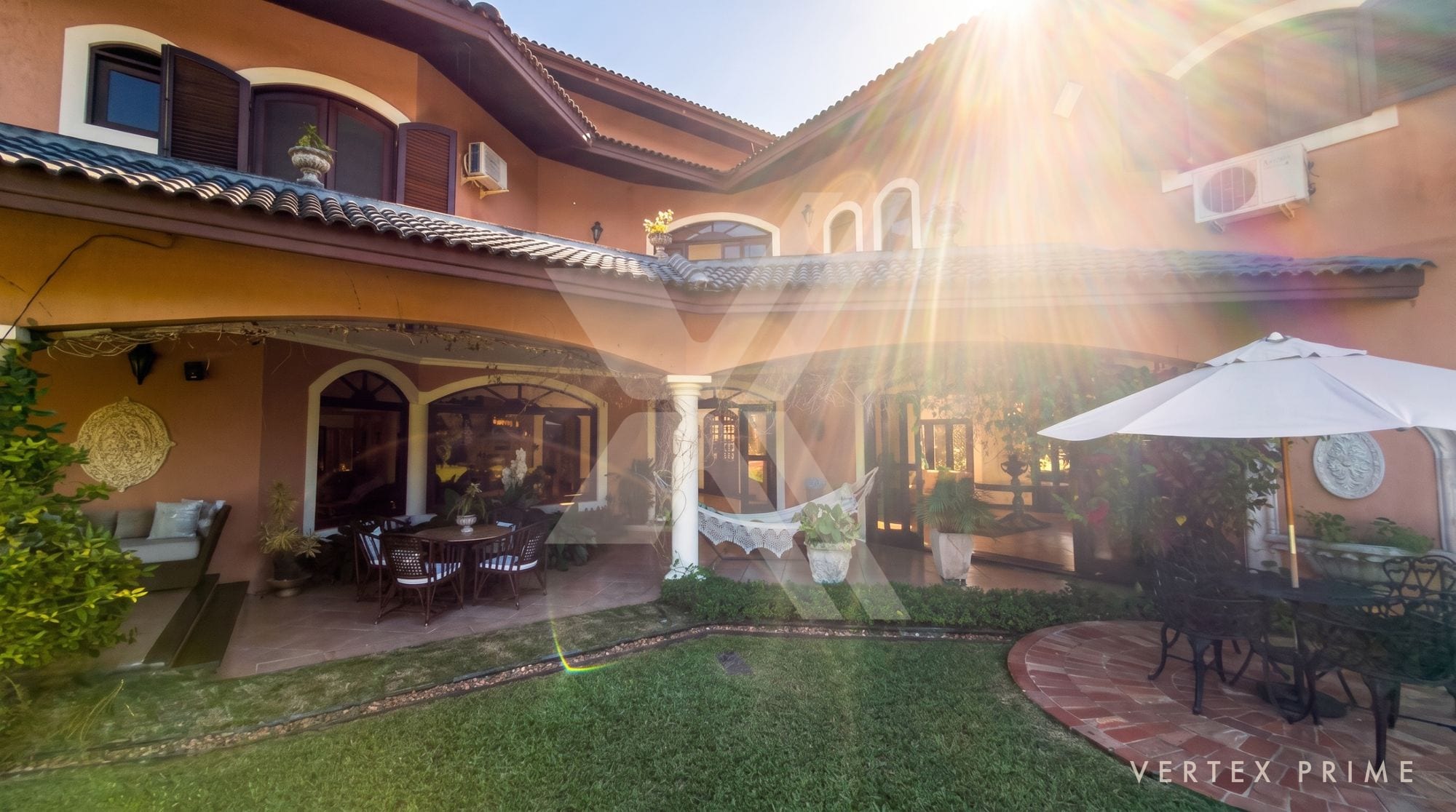 Mansão de arquitetura italiana com 800 m² construídos e cozinha de alto padrão — foto