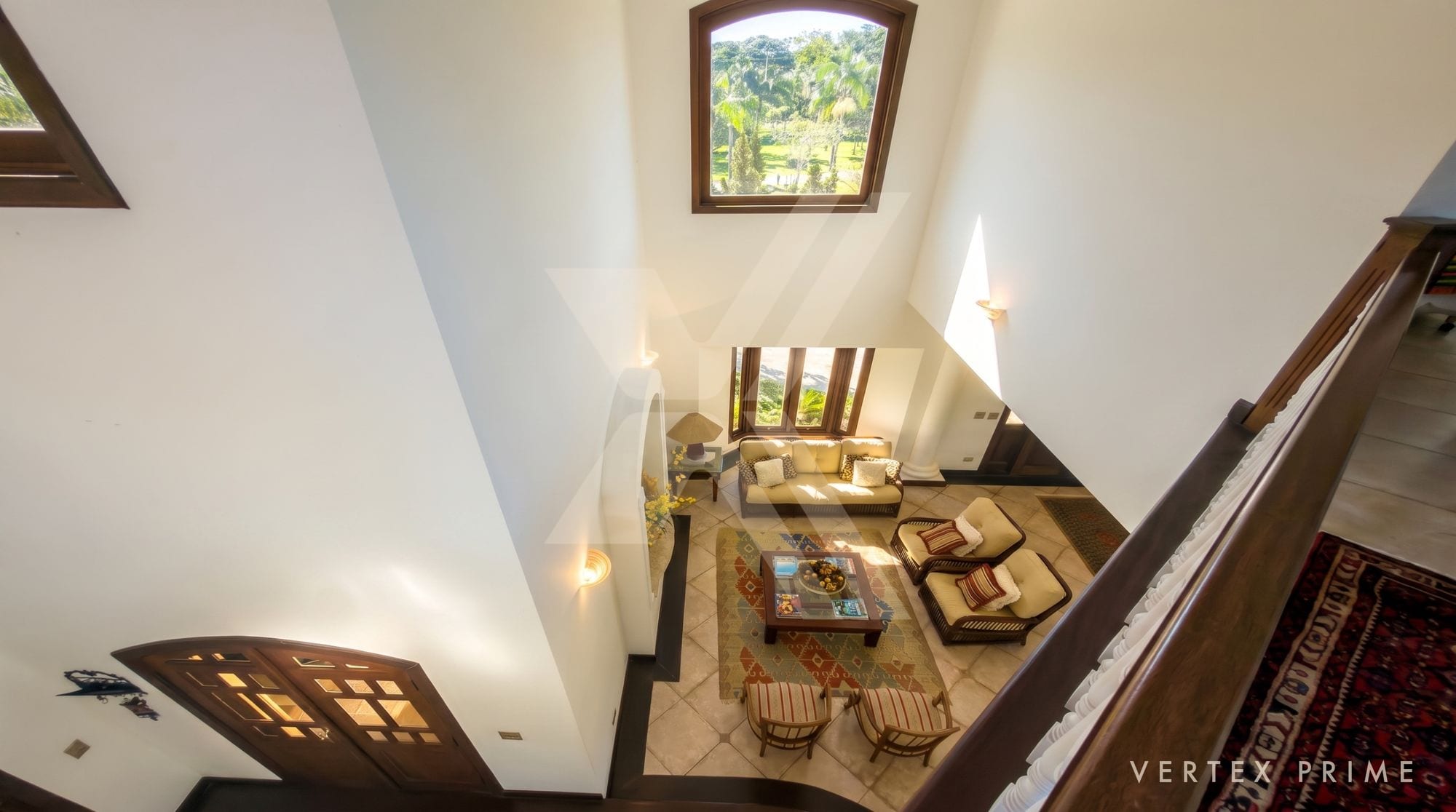Mansão de arquitetura italiana com 800 m² construídos e cozinha de alto padrão — foto