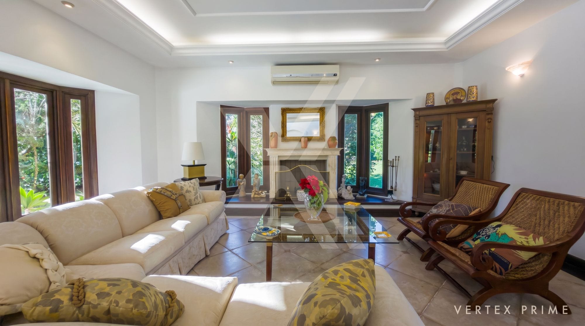 Mansão de arquitetura italiana com 800 m² construídos e cozinha de alto padrão — foto