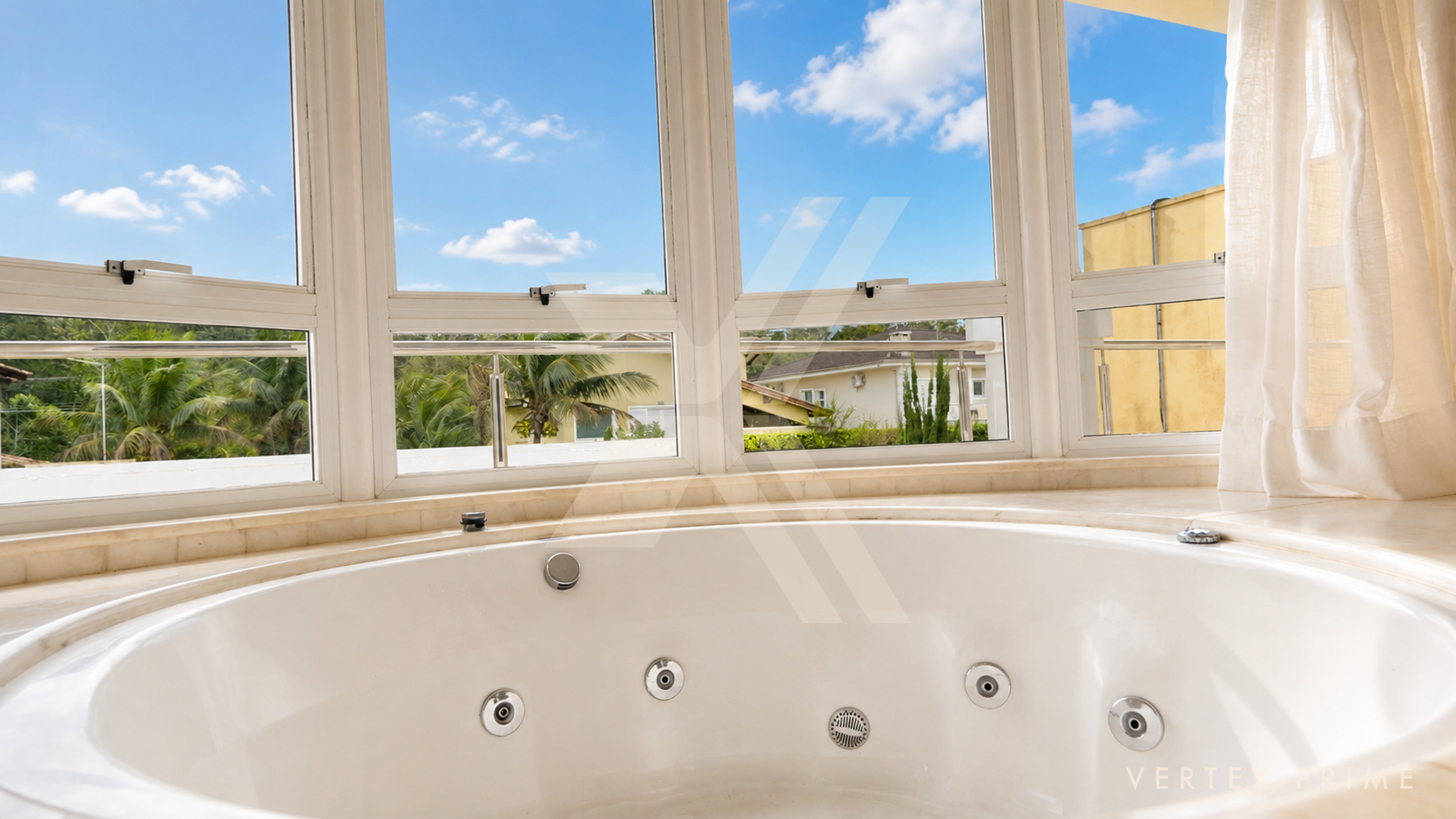 Casa alto padrão, com hidromassagem — foto