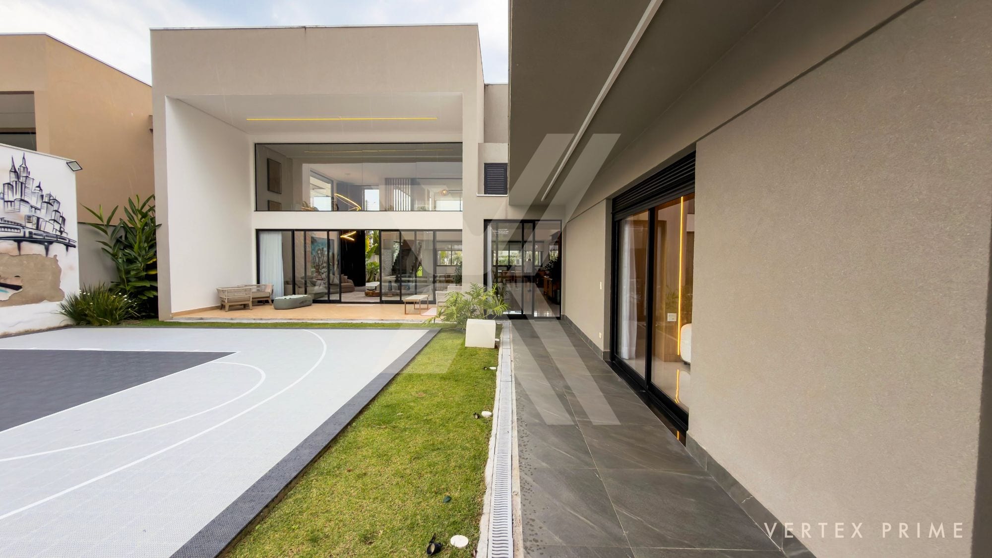 Casa térrea contemporânea, voltada para a praça — foto