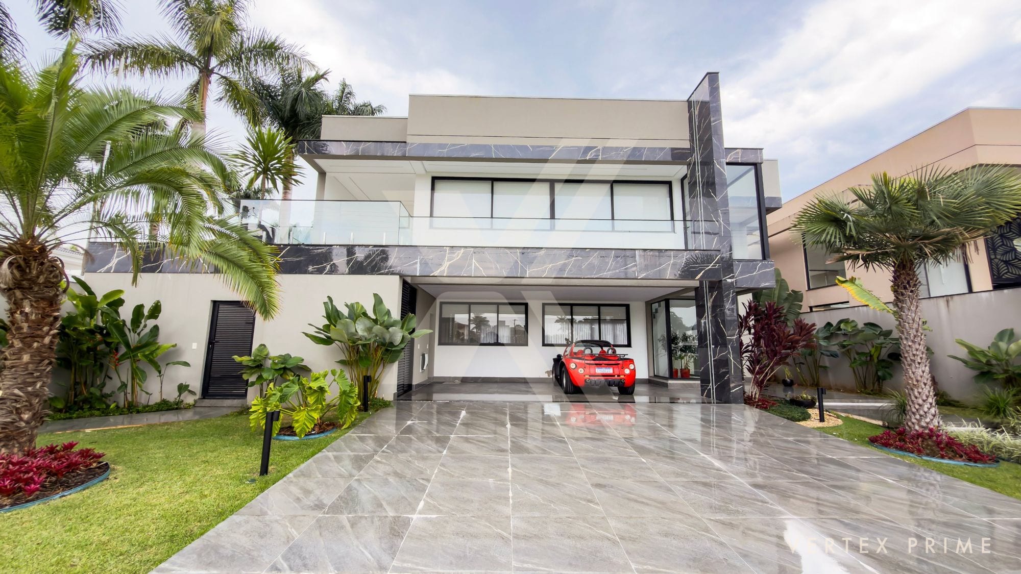 Casa térrea contemporânea, voltada para a praça