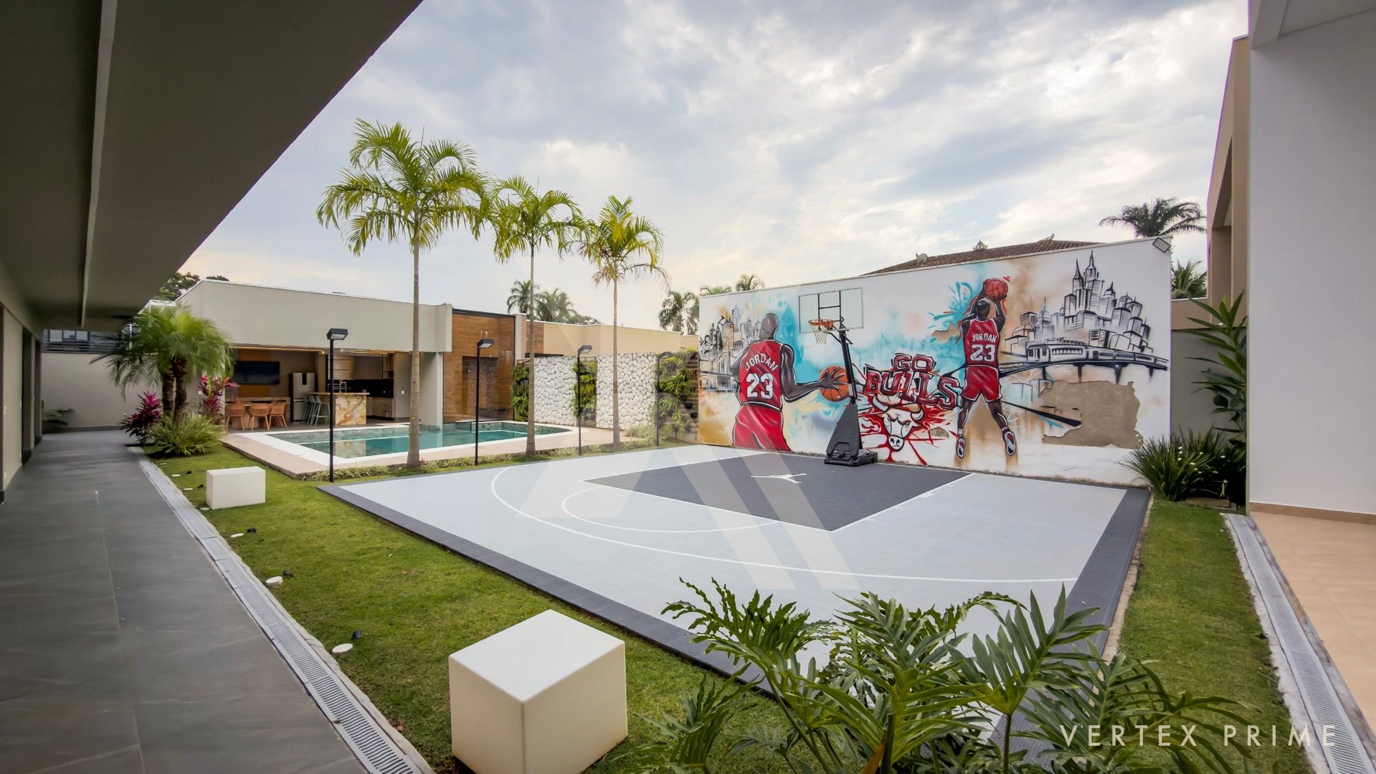 Casa térrea contemporânea, voltada para a praça — foto