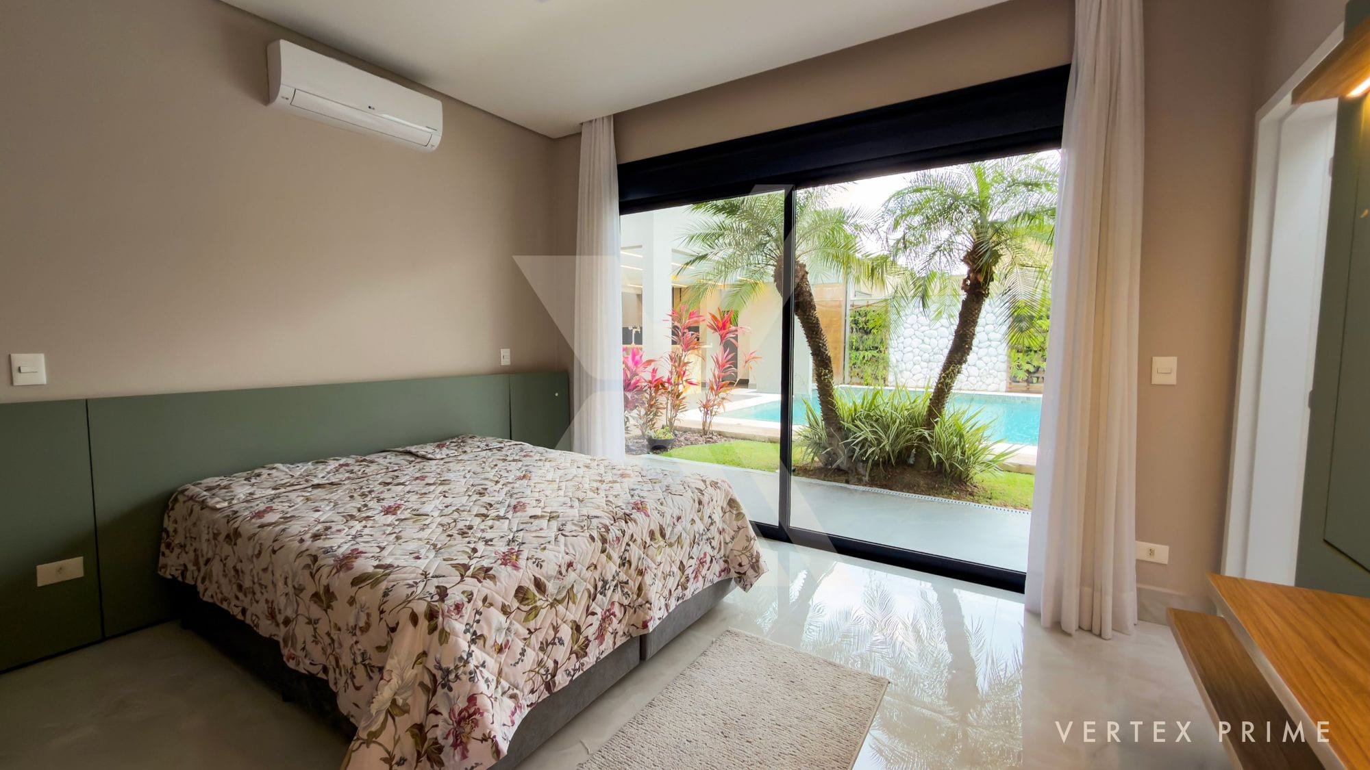 Casa térrea contemporânea, voltada para a praça — foto