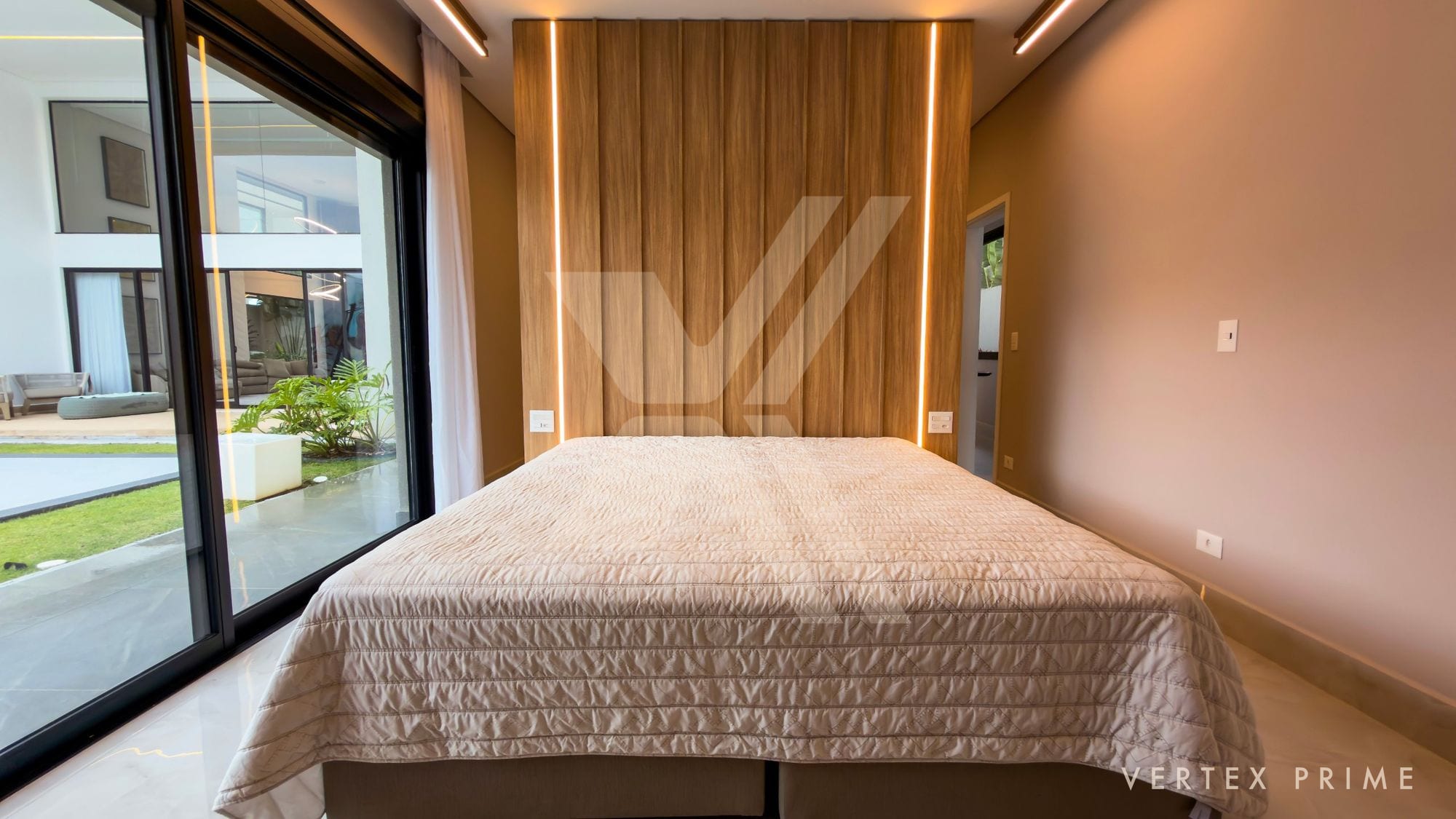 Casa térrea contemporânea, voltada para a praça — foto