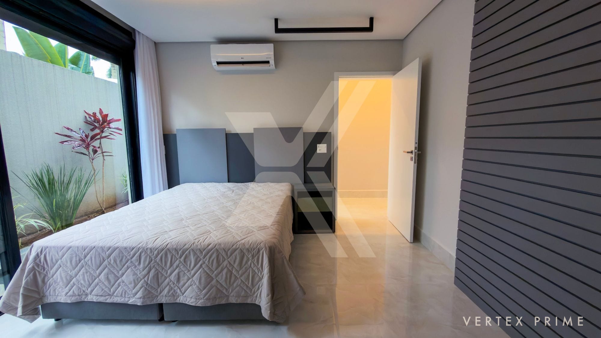Casa térrea contemporânea, voltada para a praça — foto
