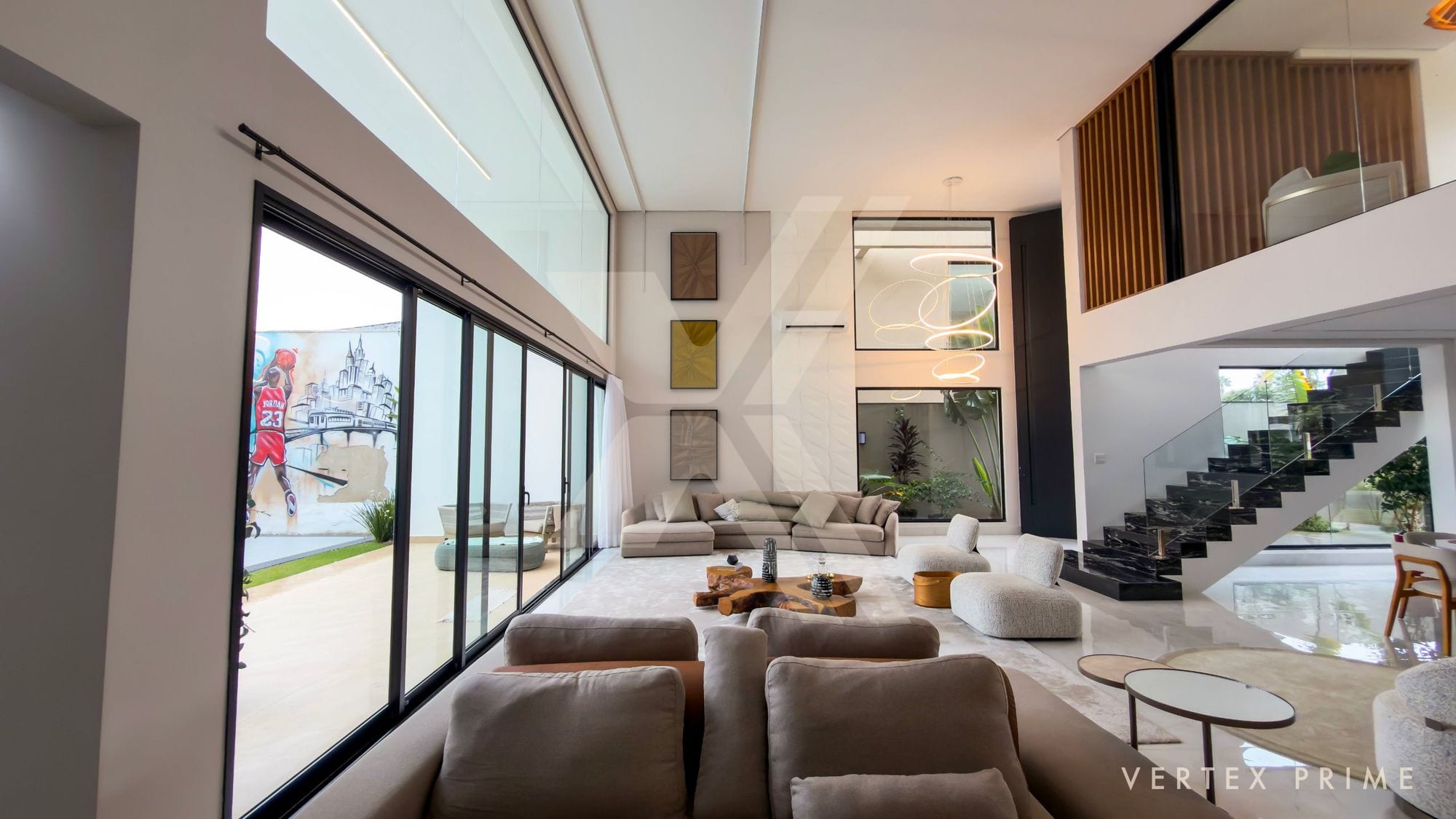 Casa térrea contemporânea, voltada para a praça — foto