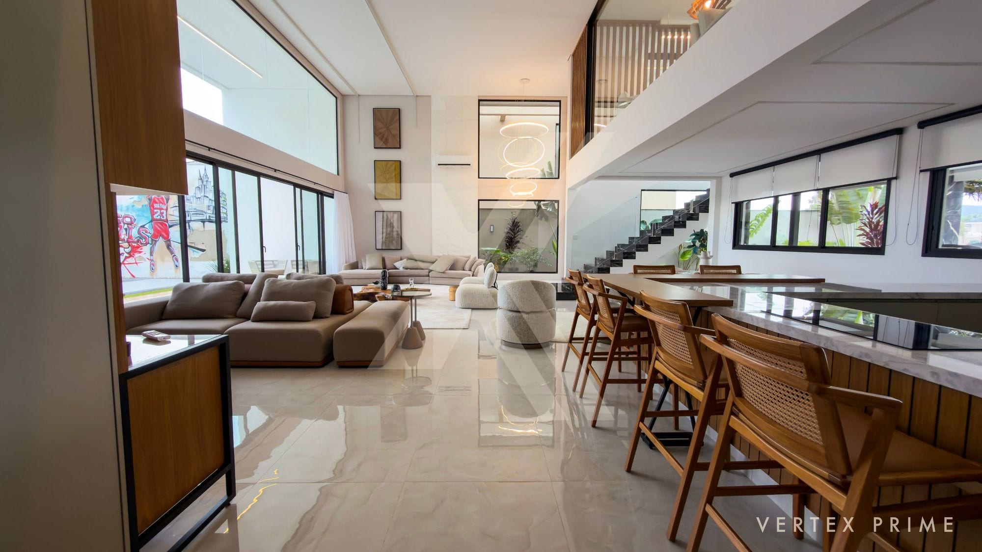 Casa térrea contemporânea, voltada para a praça — foto