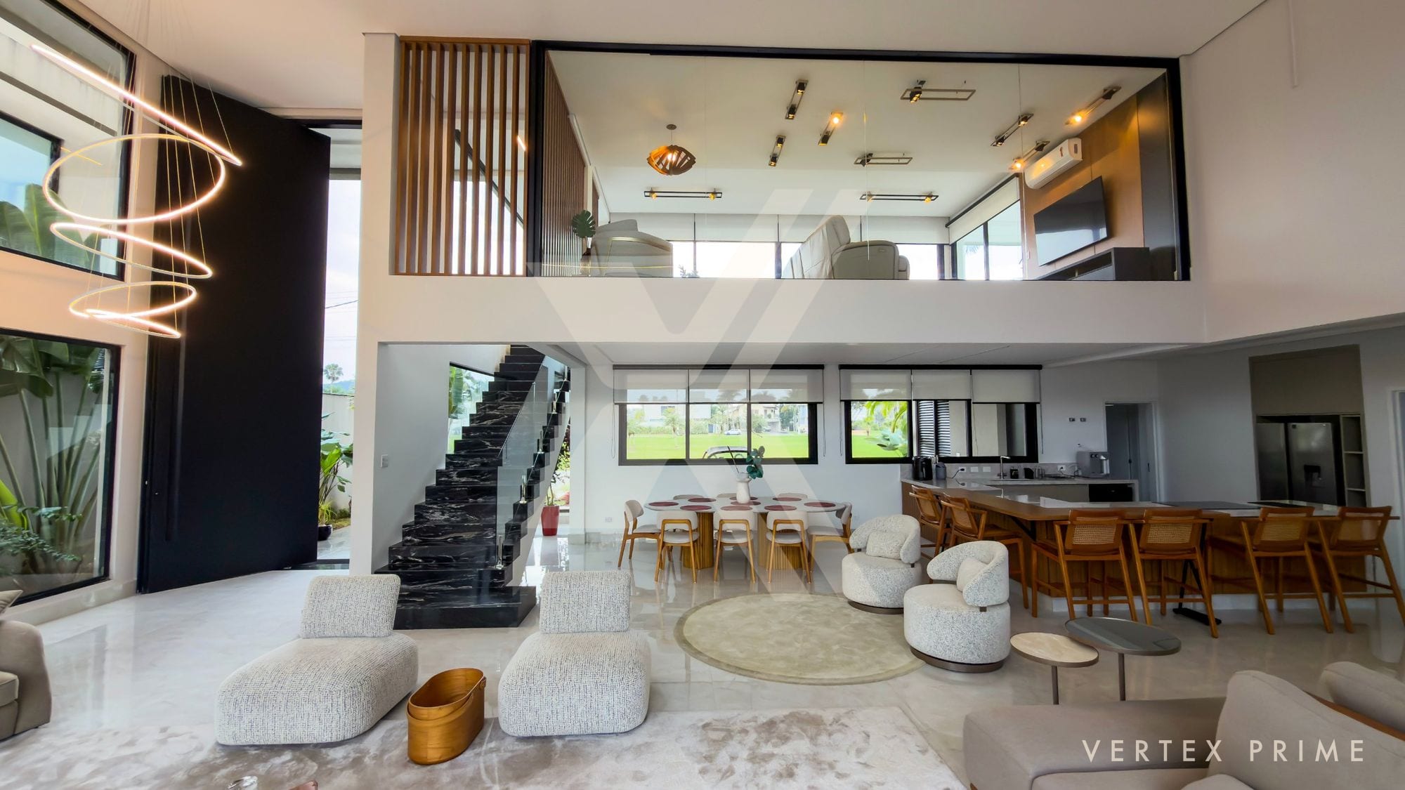 Casa térrea contemporânea, voltada para a praça — foto