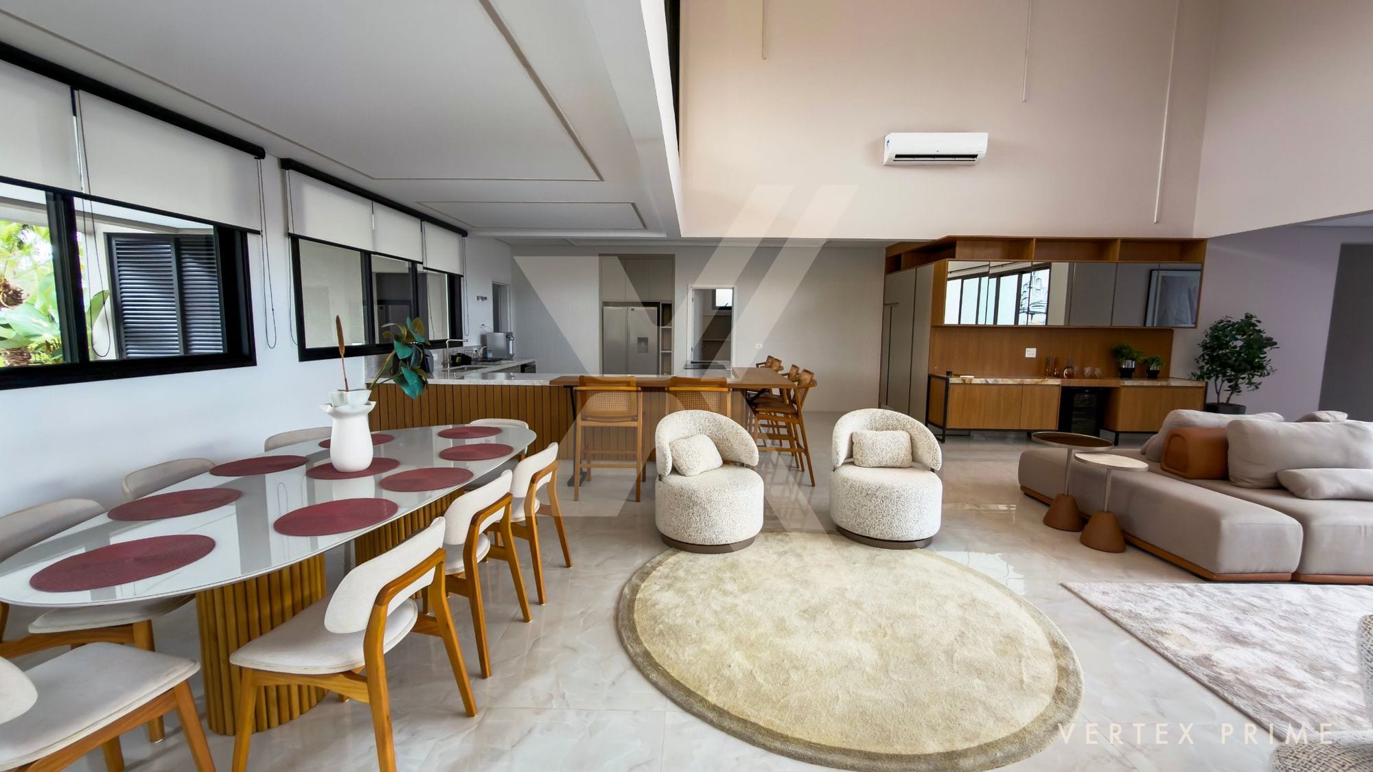 Casa térrea contemporânea, voltada para a praça — foto