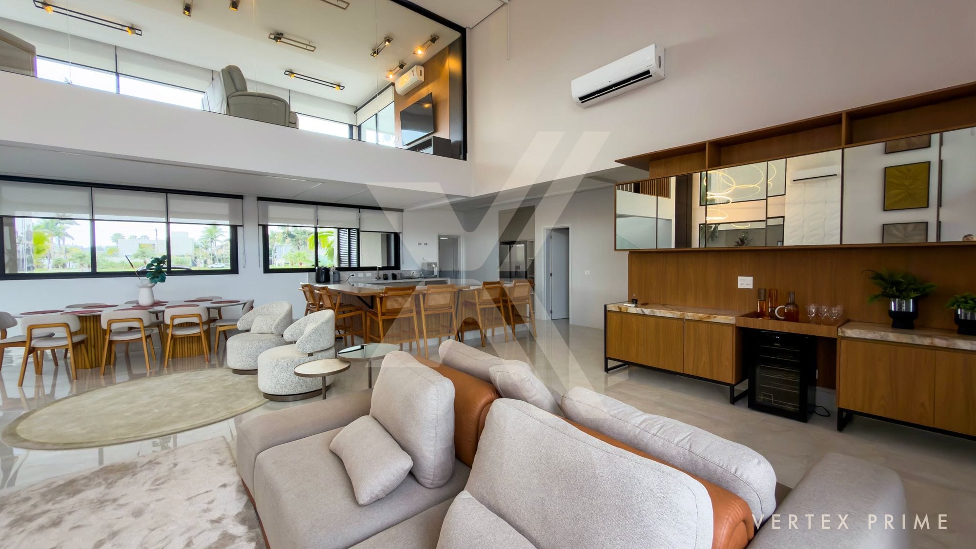 Casa térrea contemporânea, voltada para a praça — foto
