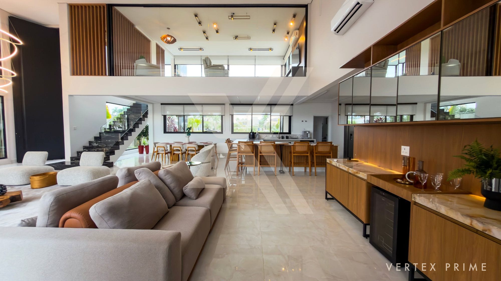 Casa térrea contemporânea, voltada para a praça — foto