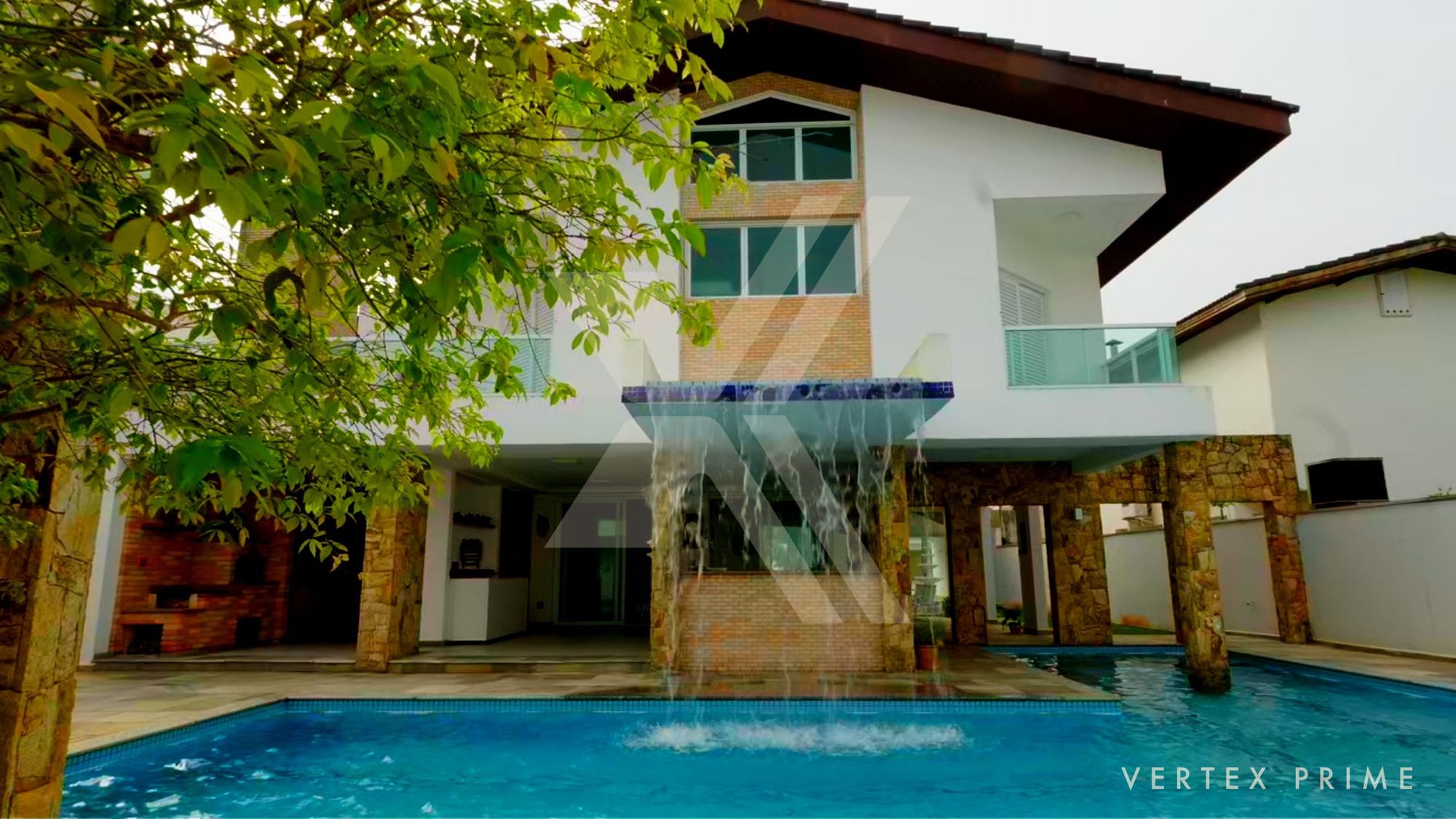 Casa de Alto Padrão | Decoração autoral com relógios — foto