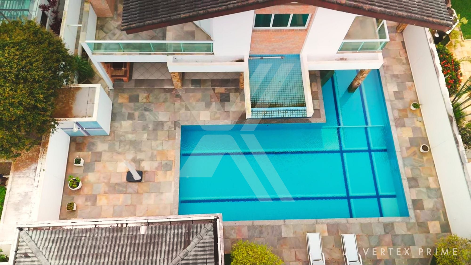 Casa de Alto Padrão | Decoração autoral com relógios — foto