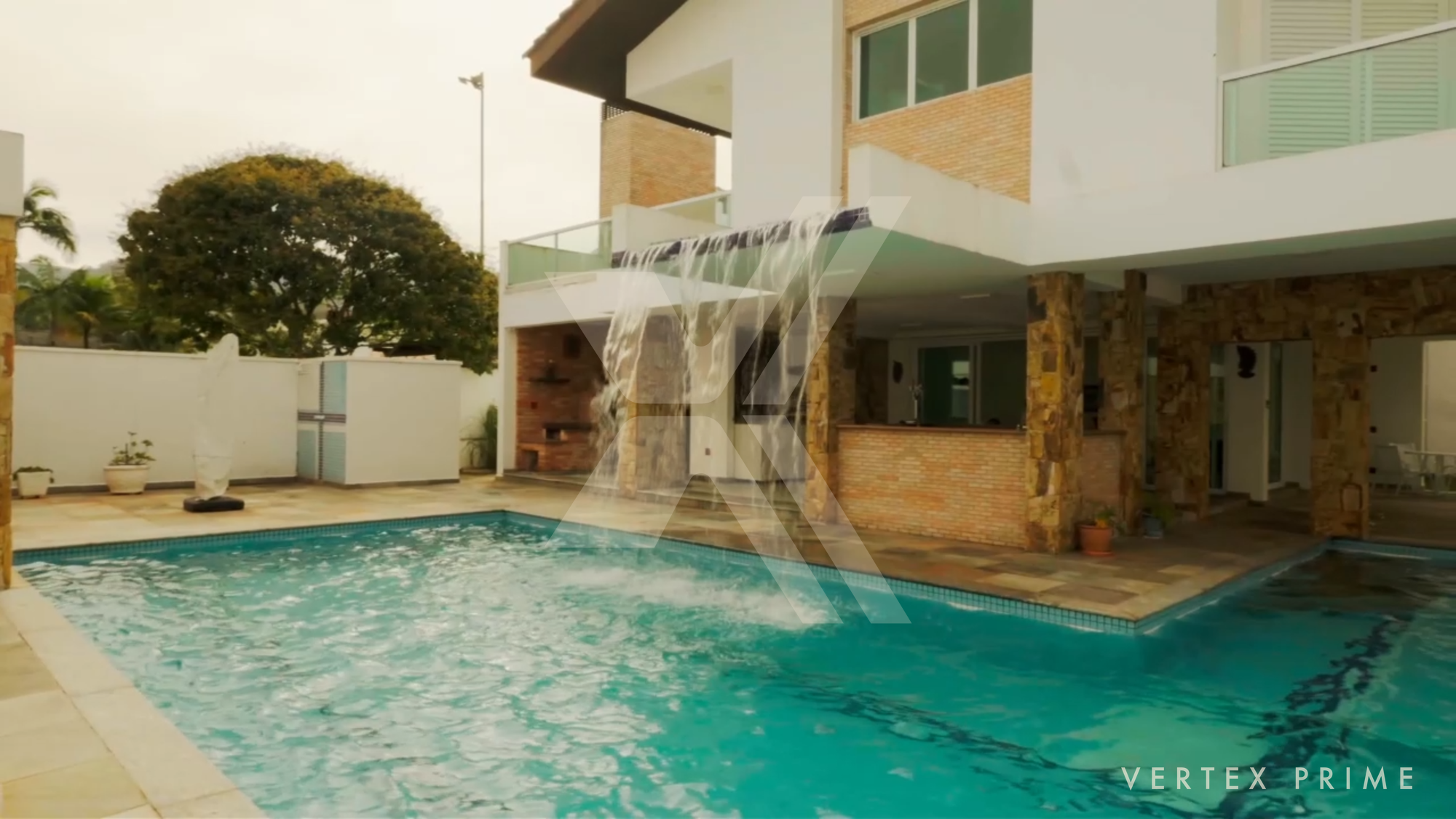 Casa de Alto Padrão | Decoração autoral com relógios — foto
