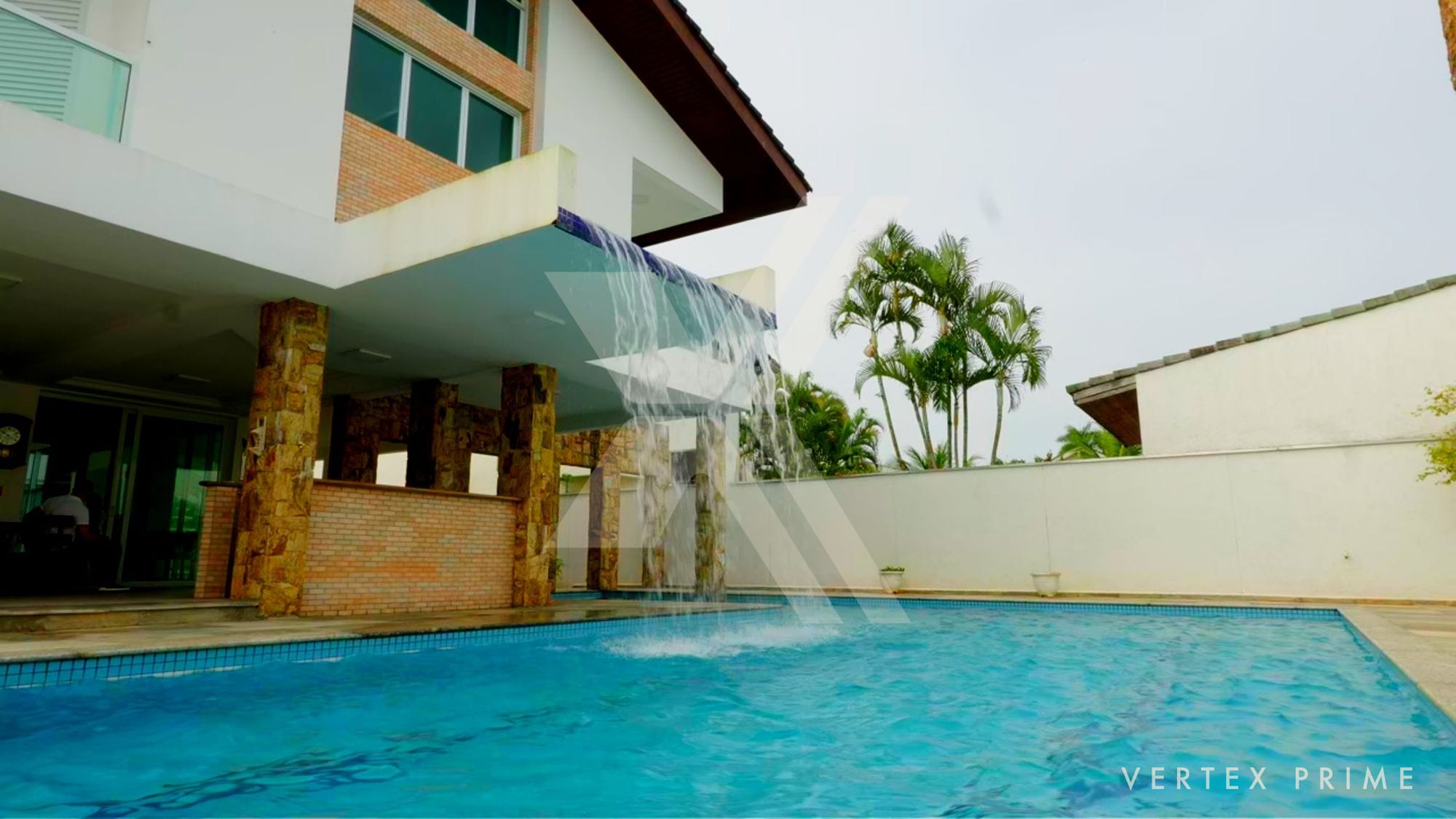 Casa de Alto Padrão | Decoração autoral com relógios — foto