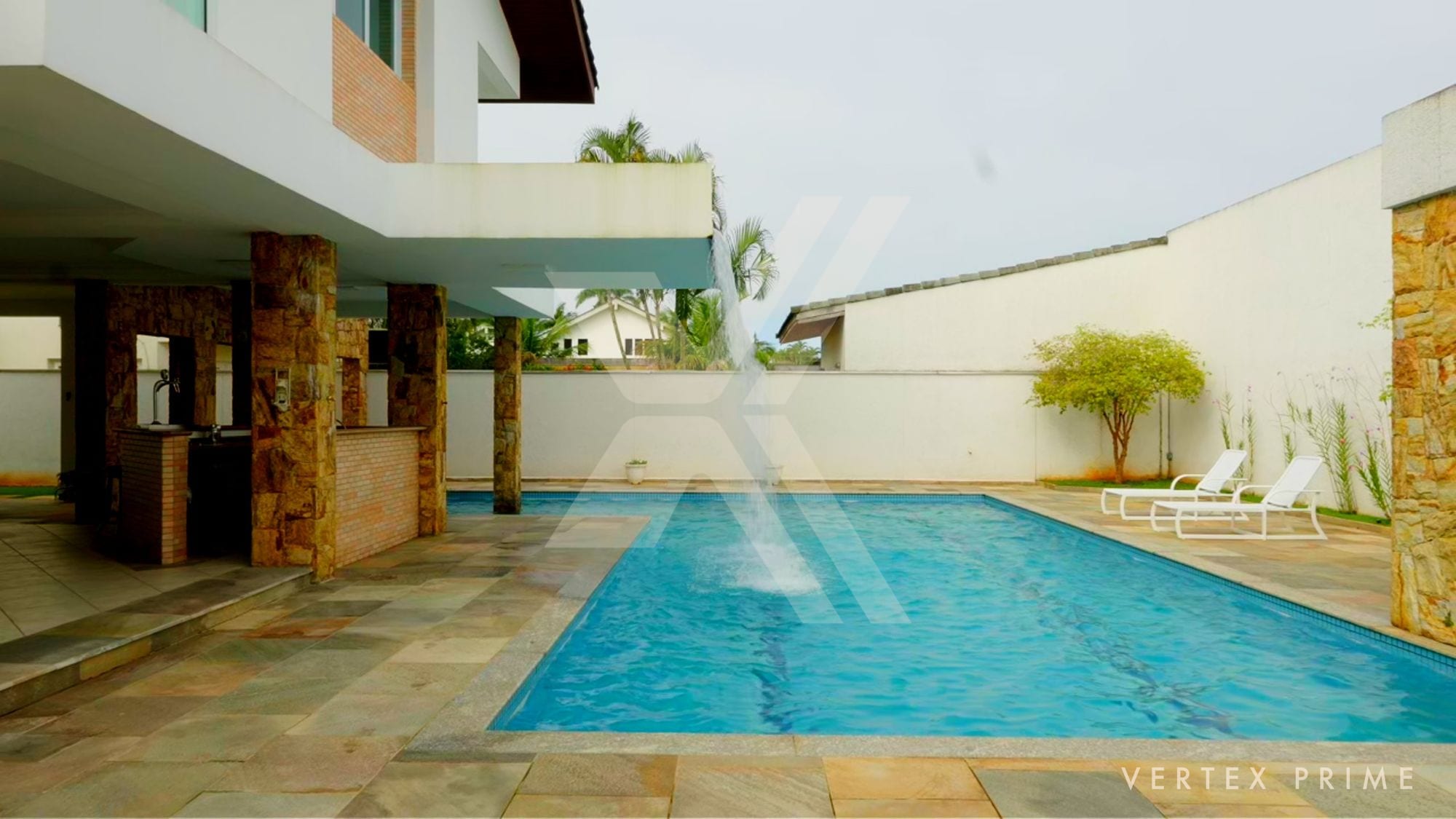 Casa de Alto Padrão | Decoração autoral com relógios — foto