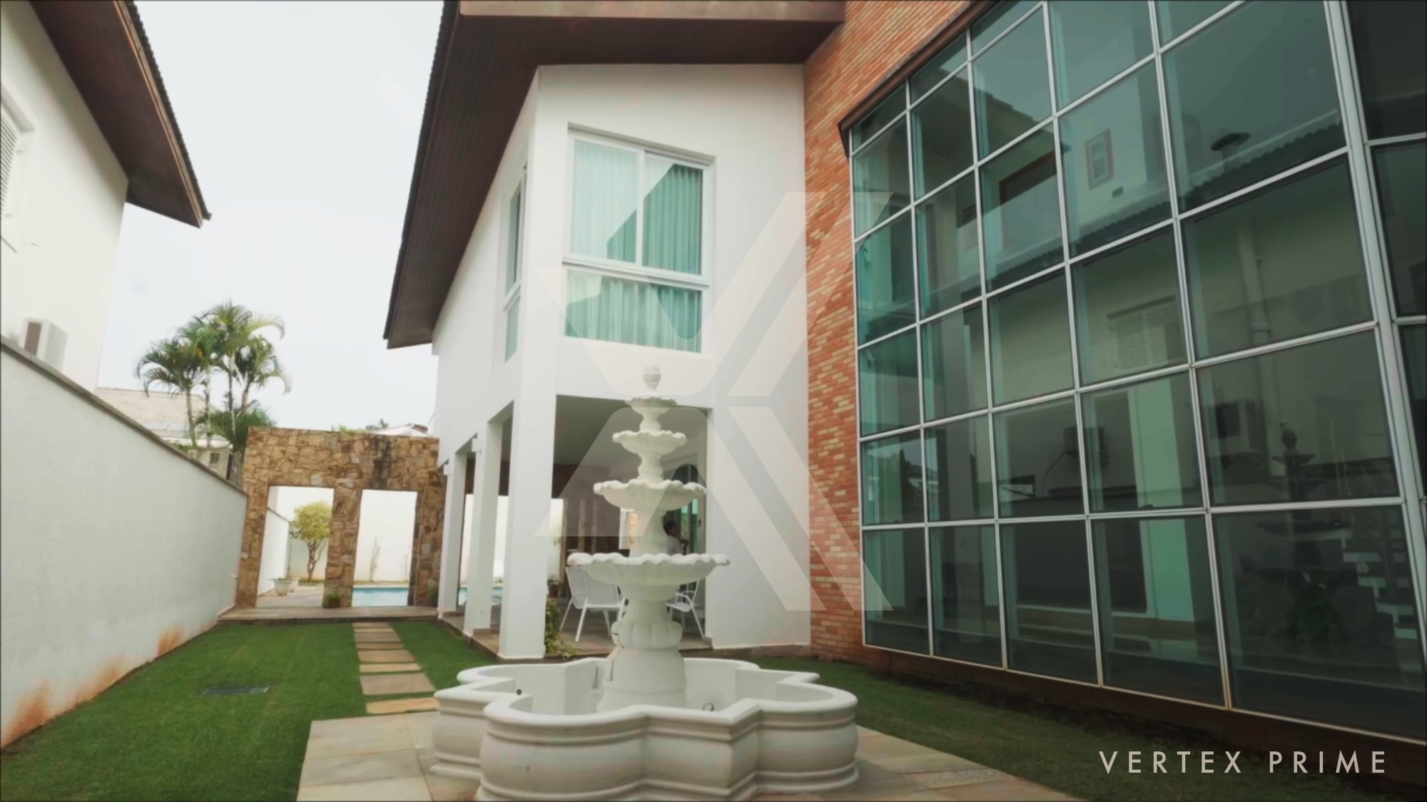 Casa de Alto Padrão | Decoração autoral com relógios — foto