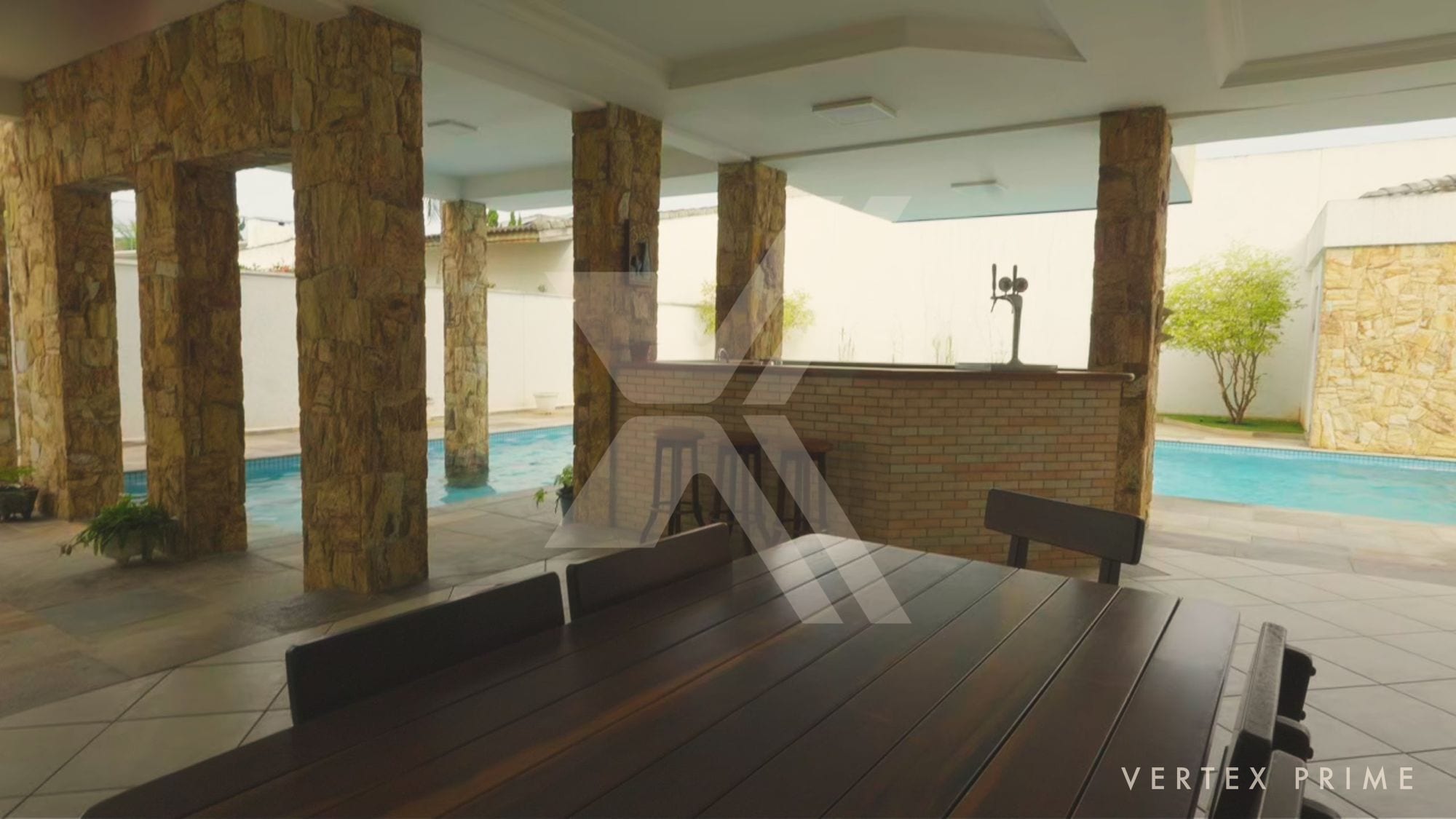 Casa de Alto Padrão | Decoração autoral com relógios — foto