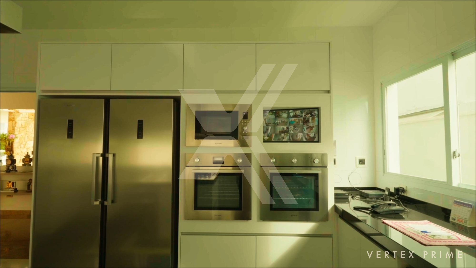 Casa de Alto Padrão | Decoração autoral com relógios — foto