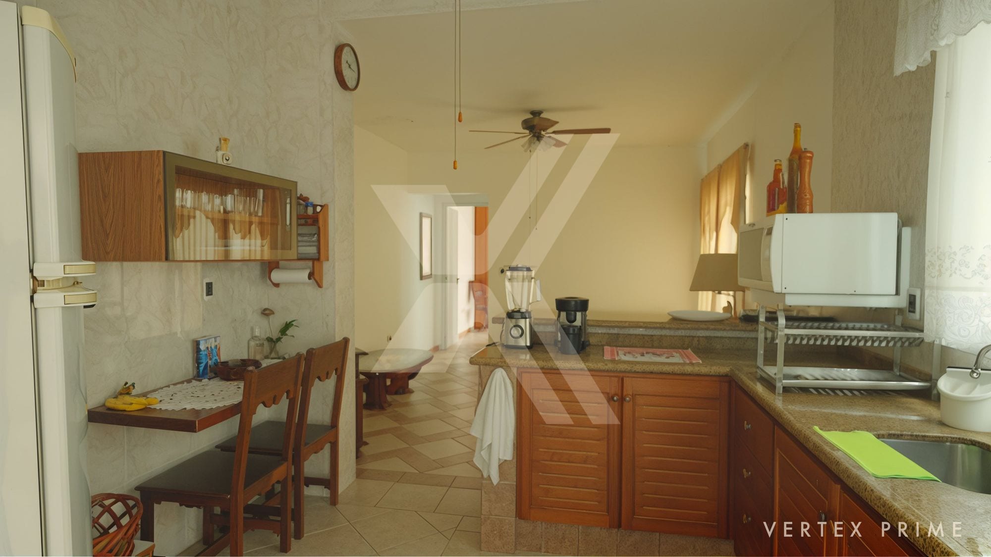 Casa de Alto Padrão | Decoração autoral com relógios — foto