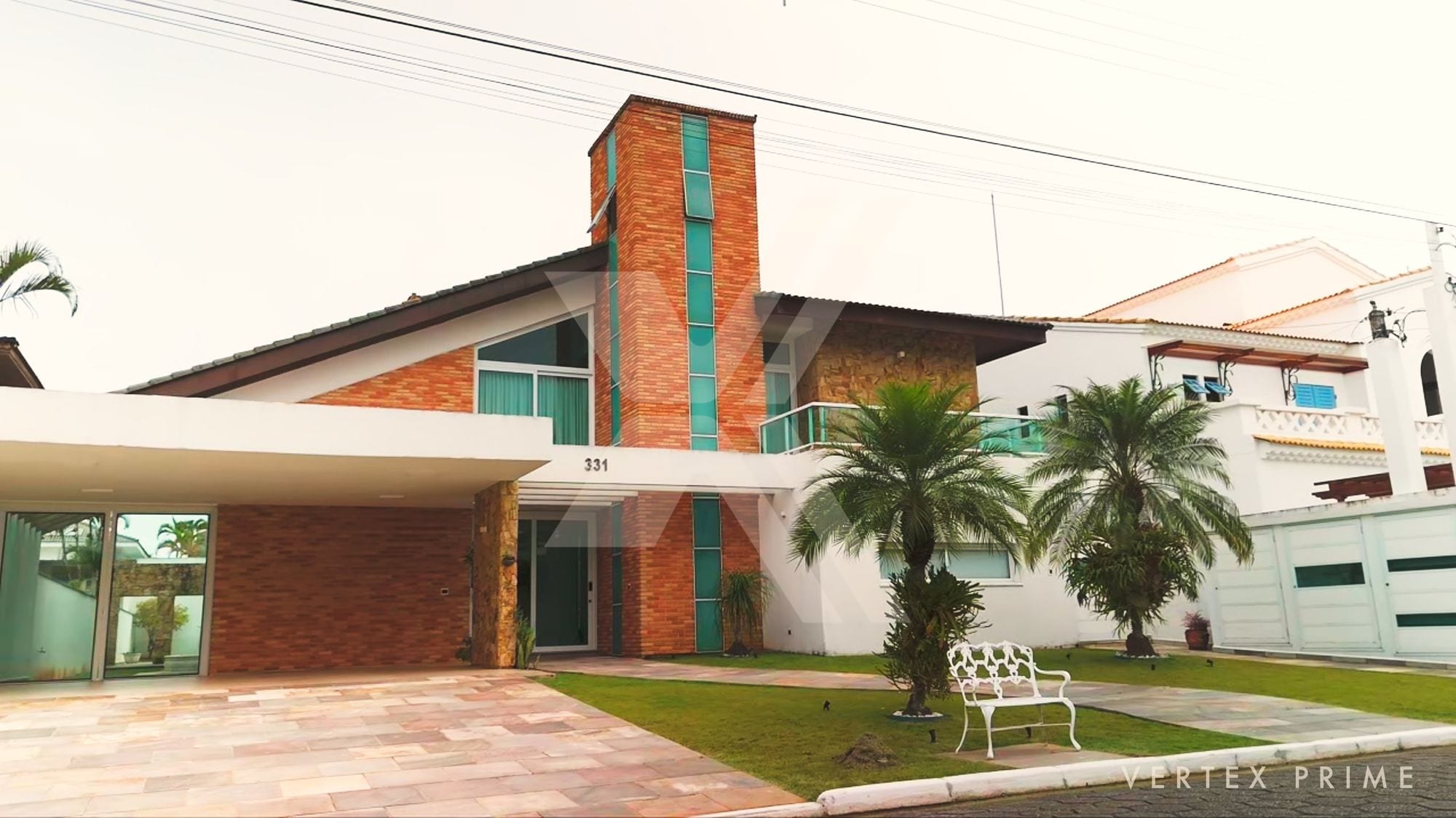 Casa de Alto Padrão | Decoração autoral com relógios
