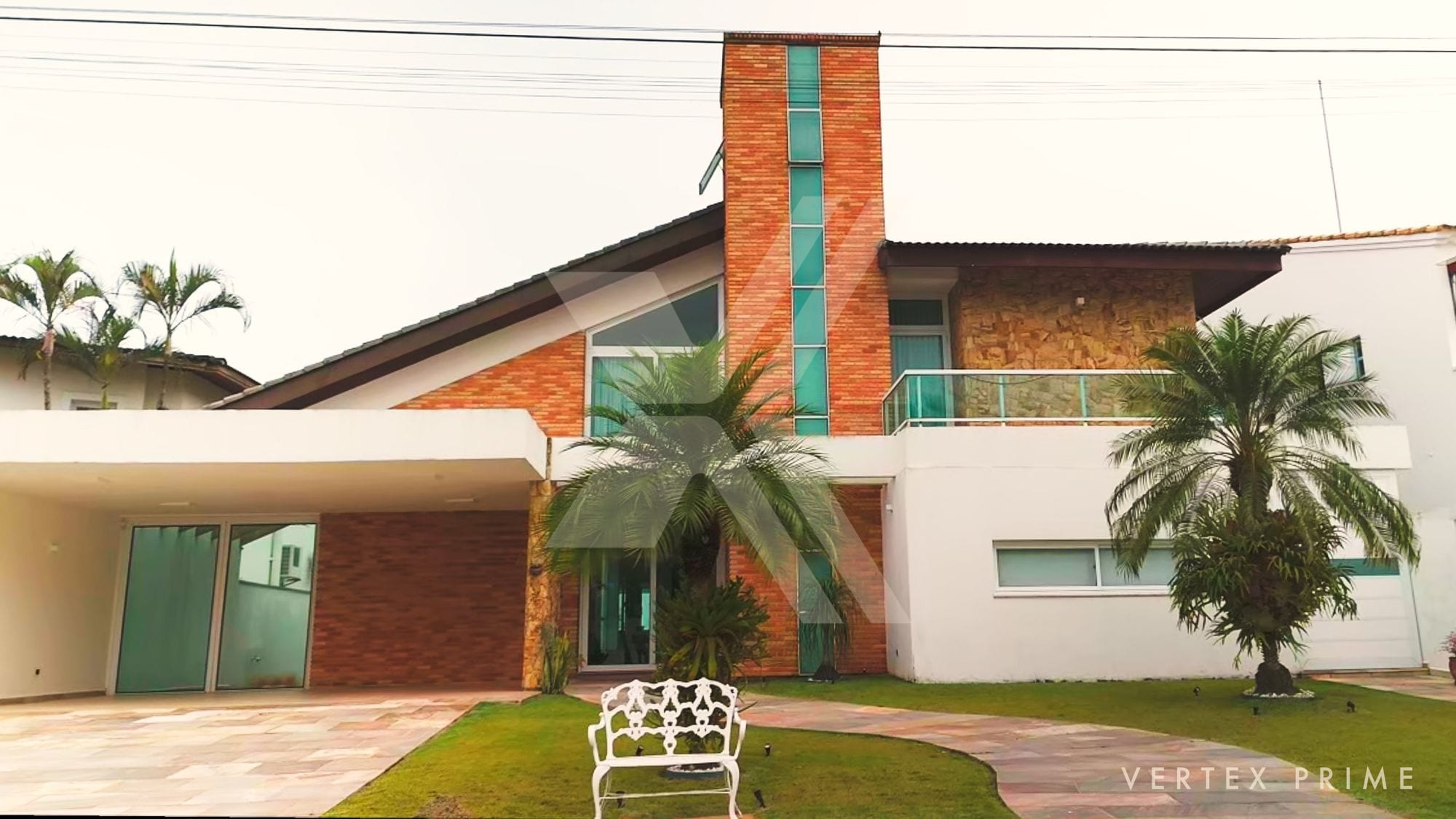 Casa de Alto Padrão | Decoração autoral com relógios — foto