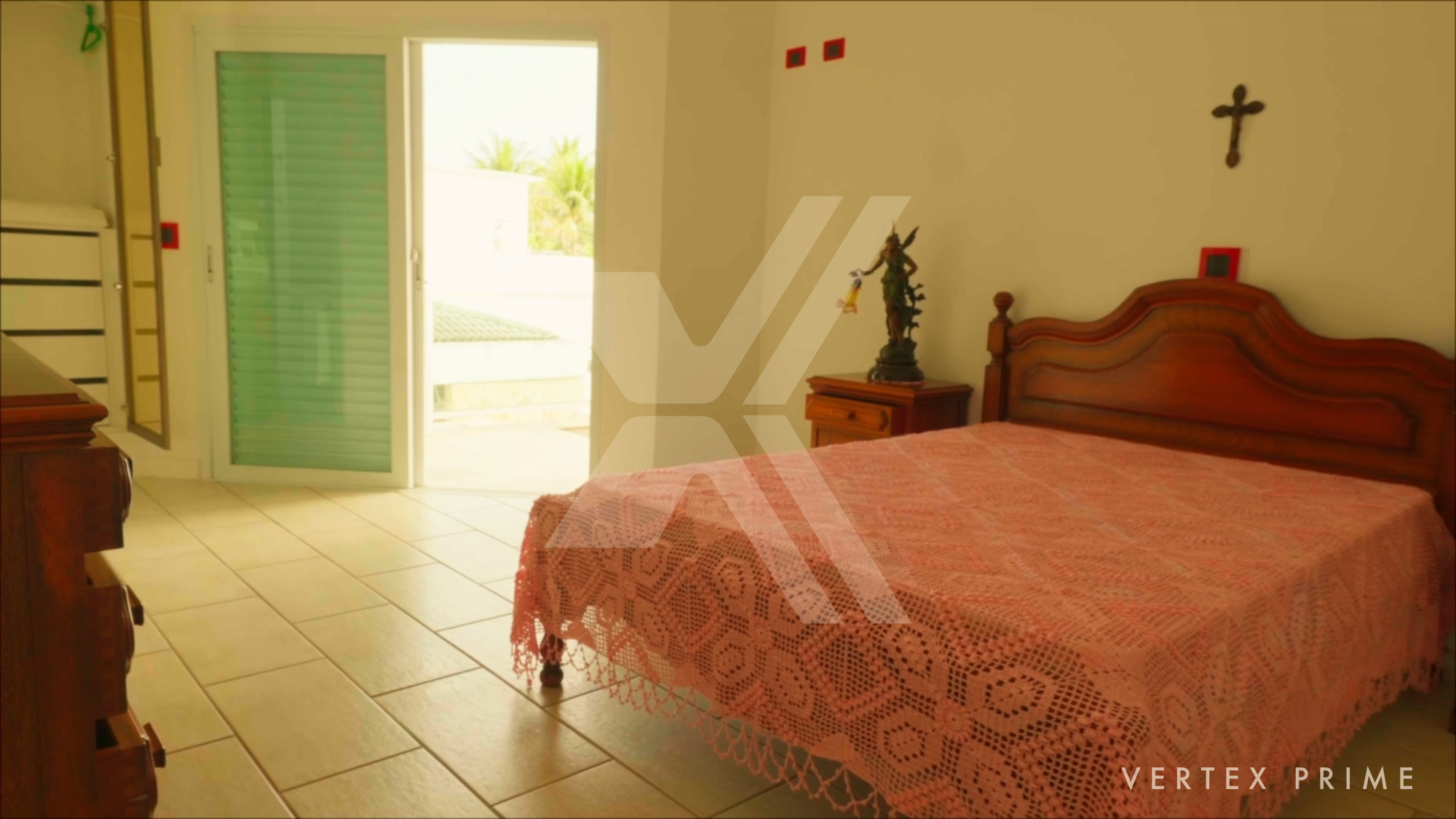 Casa de Alto Padrão | Decoração autoral com relógios — foto