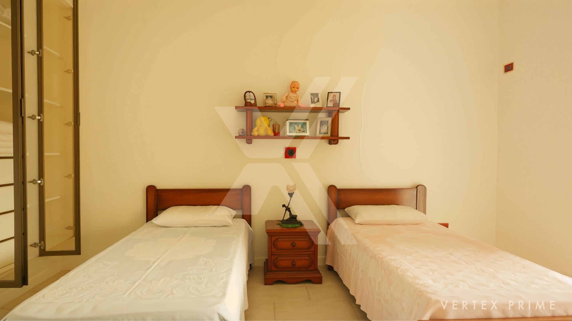 Casa de Alto Padrão | Decoração autoral com relógios — foto