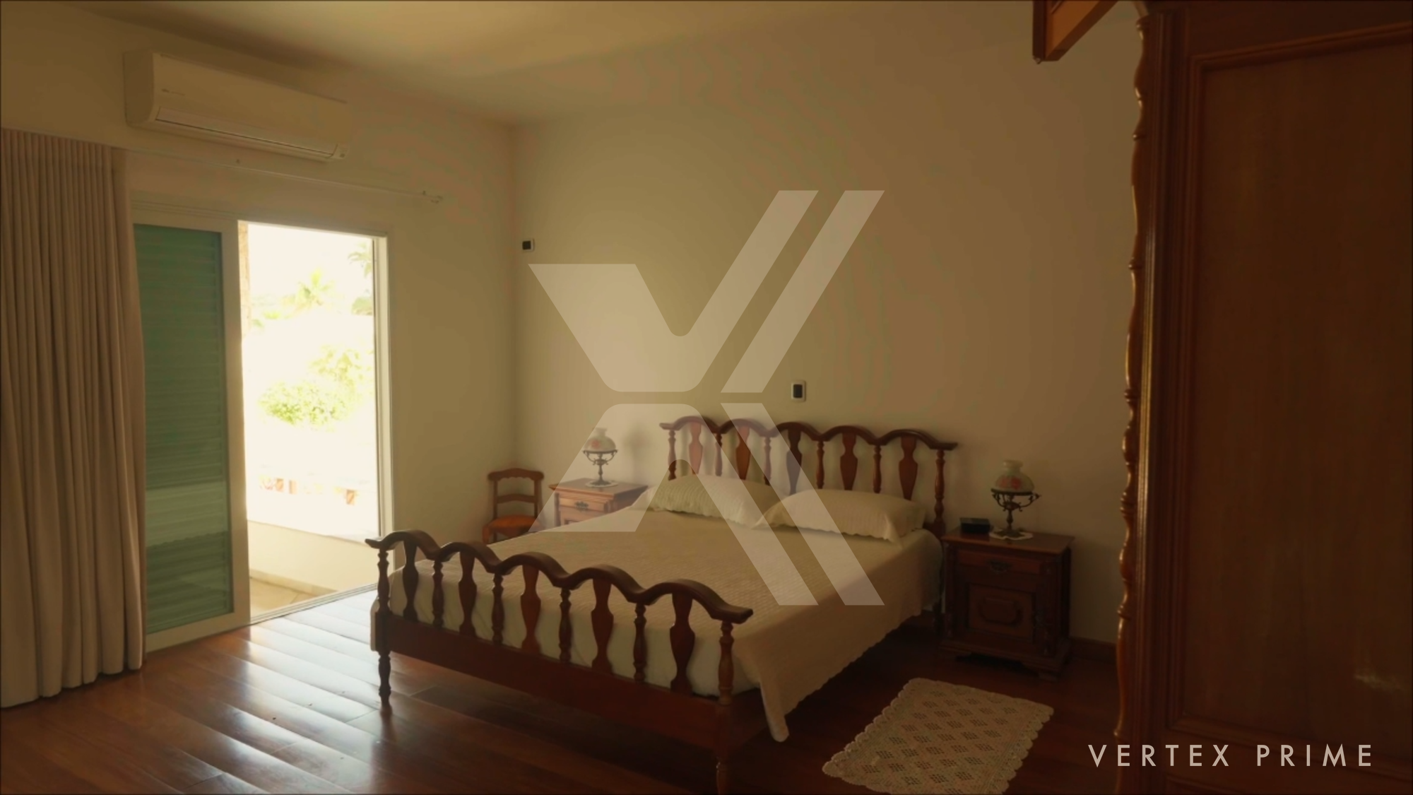 Casa de Alto Padrão | Decoração autoral com relógios — foto