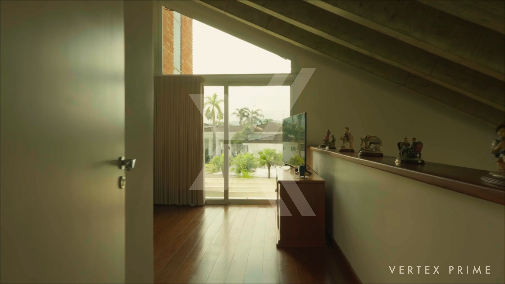 Casa de Alto Padrão | Decoração autoral com relógios — foto