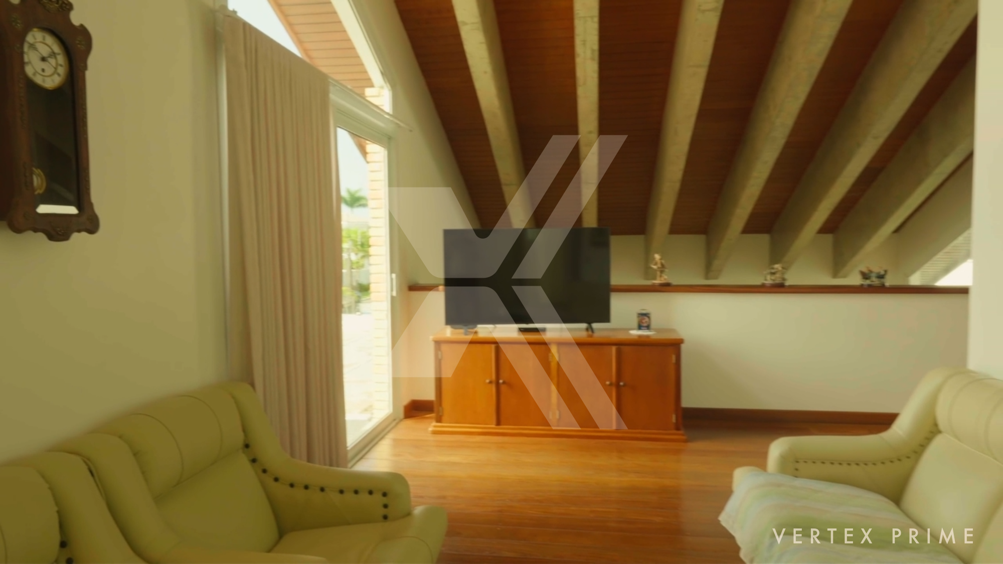 Casa de Alto Padrão | Decoração autoral com relógios — foto
