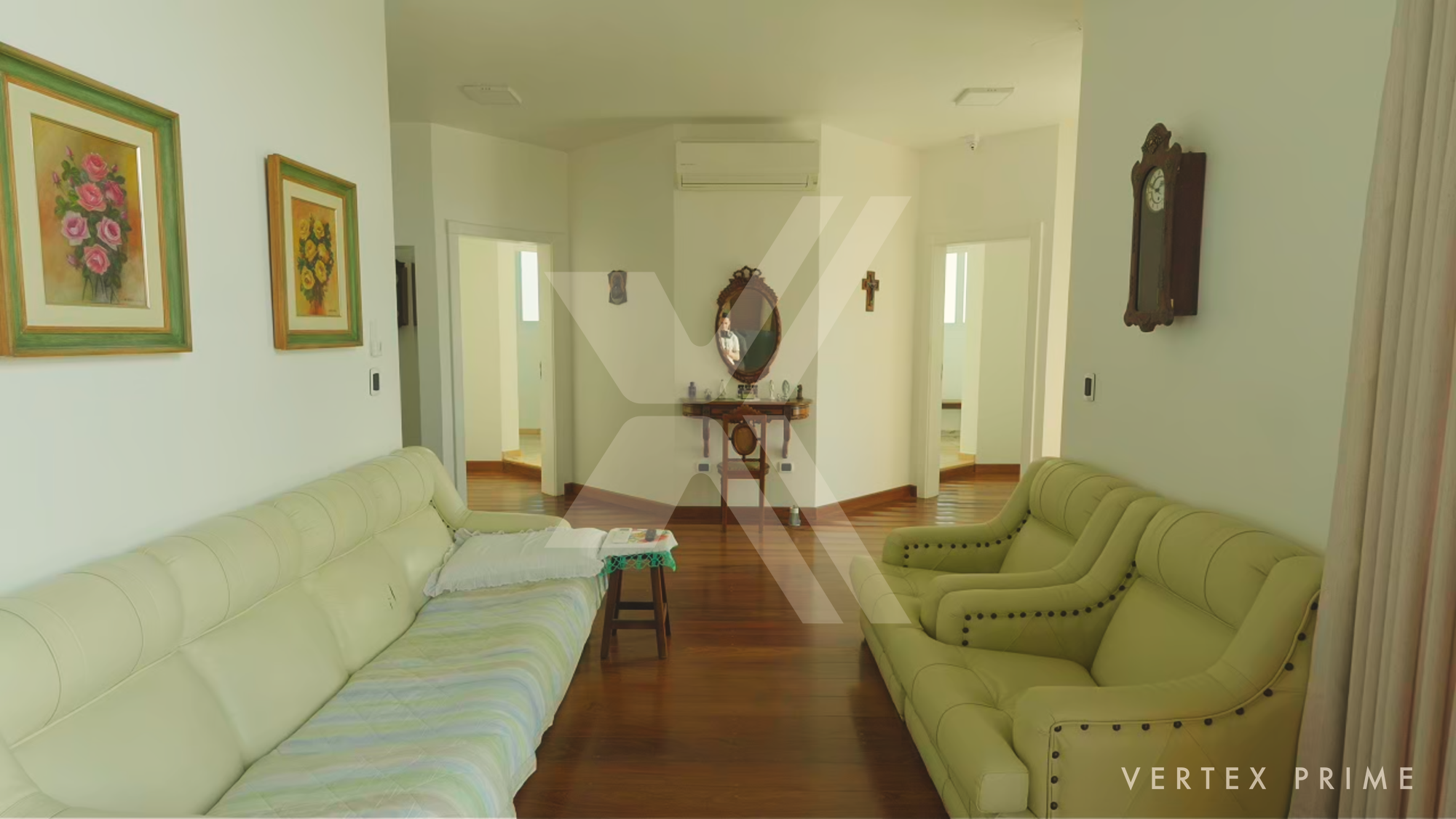 Casa de Alto Padrão | Decoração autoral com relógios — foto