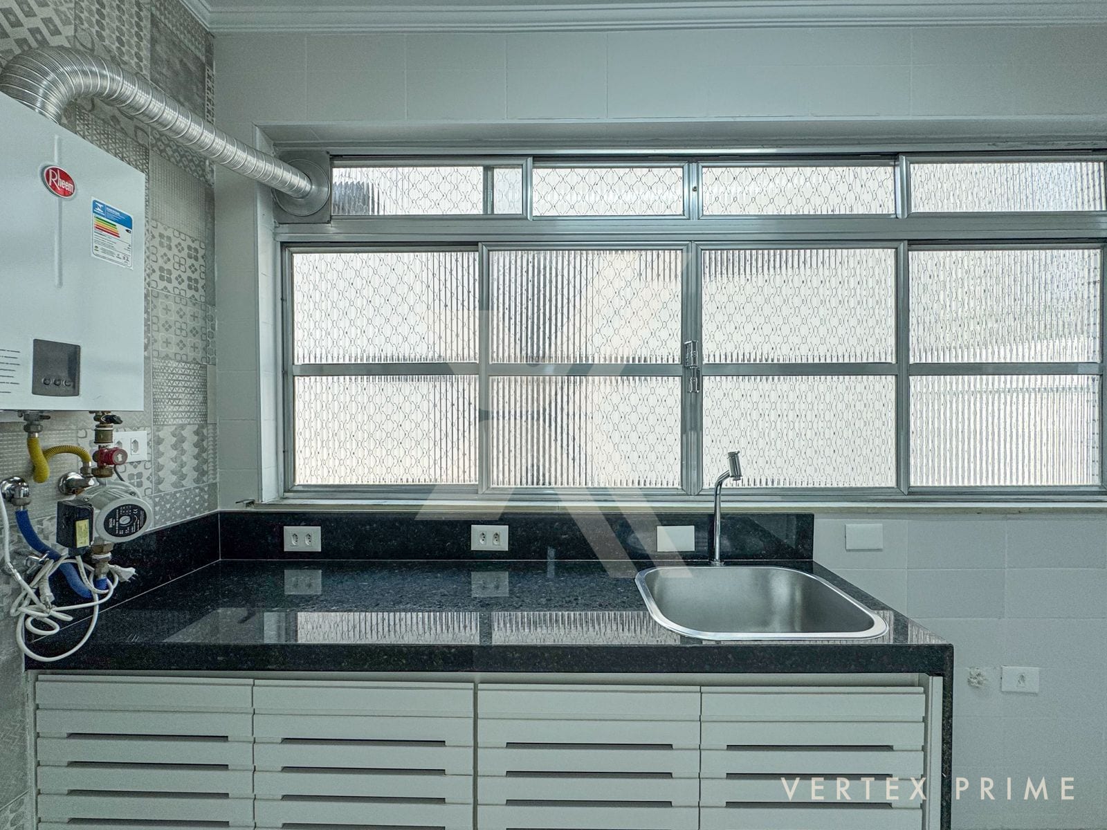 Apartamento 3 Dorm. 1 suíte, reformado com vista livre para o mar — foto