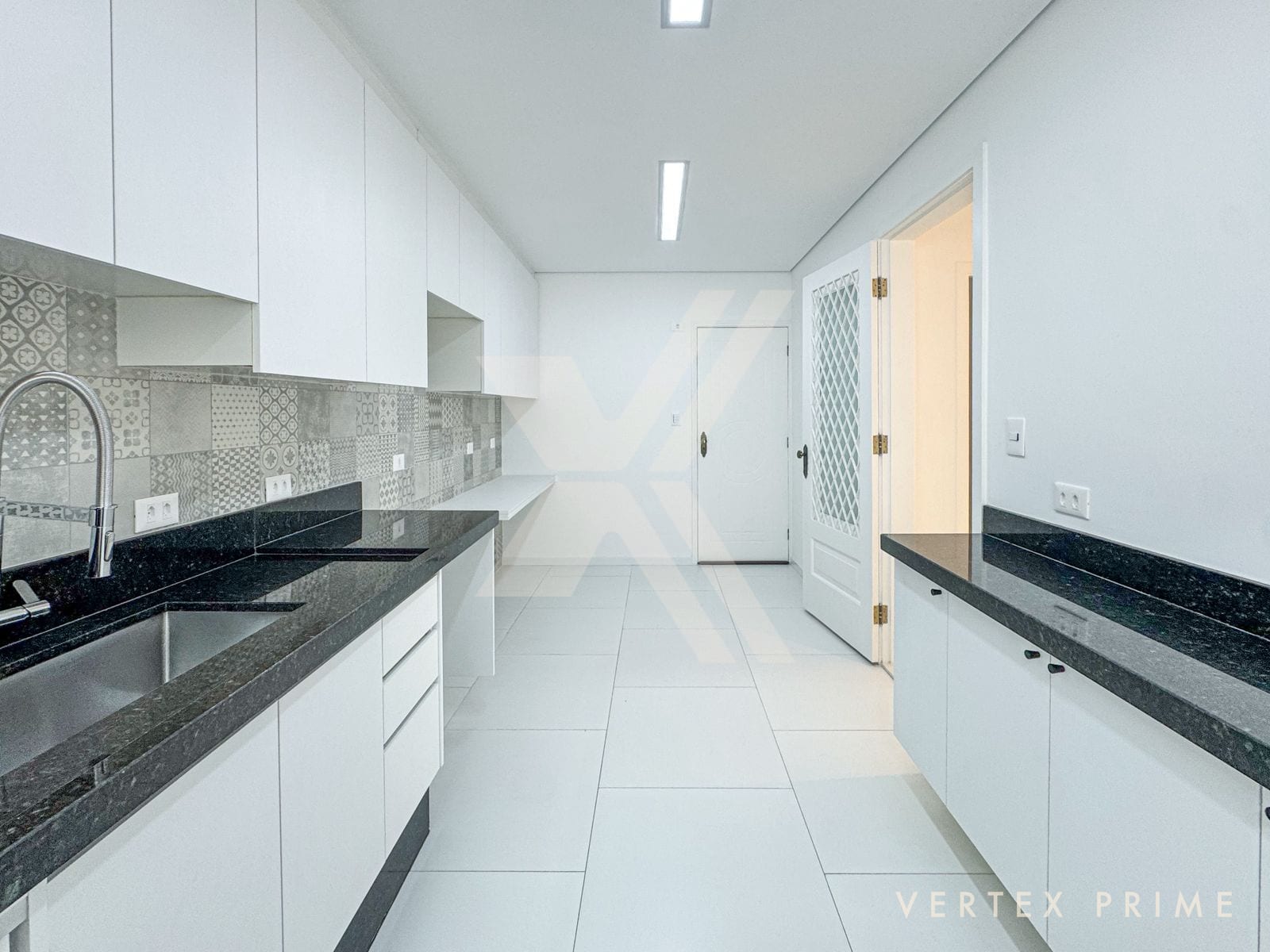 Apartamento 3 Dorm. 1 suíte, reformado com vista livre para o mar — foto