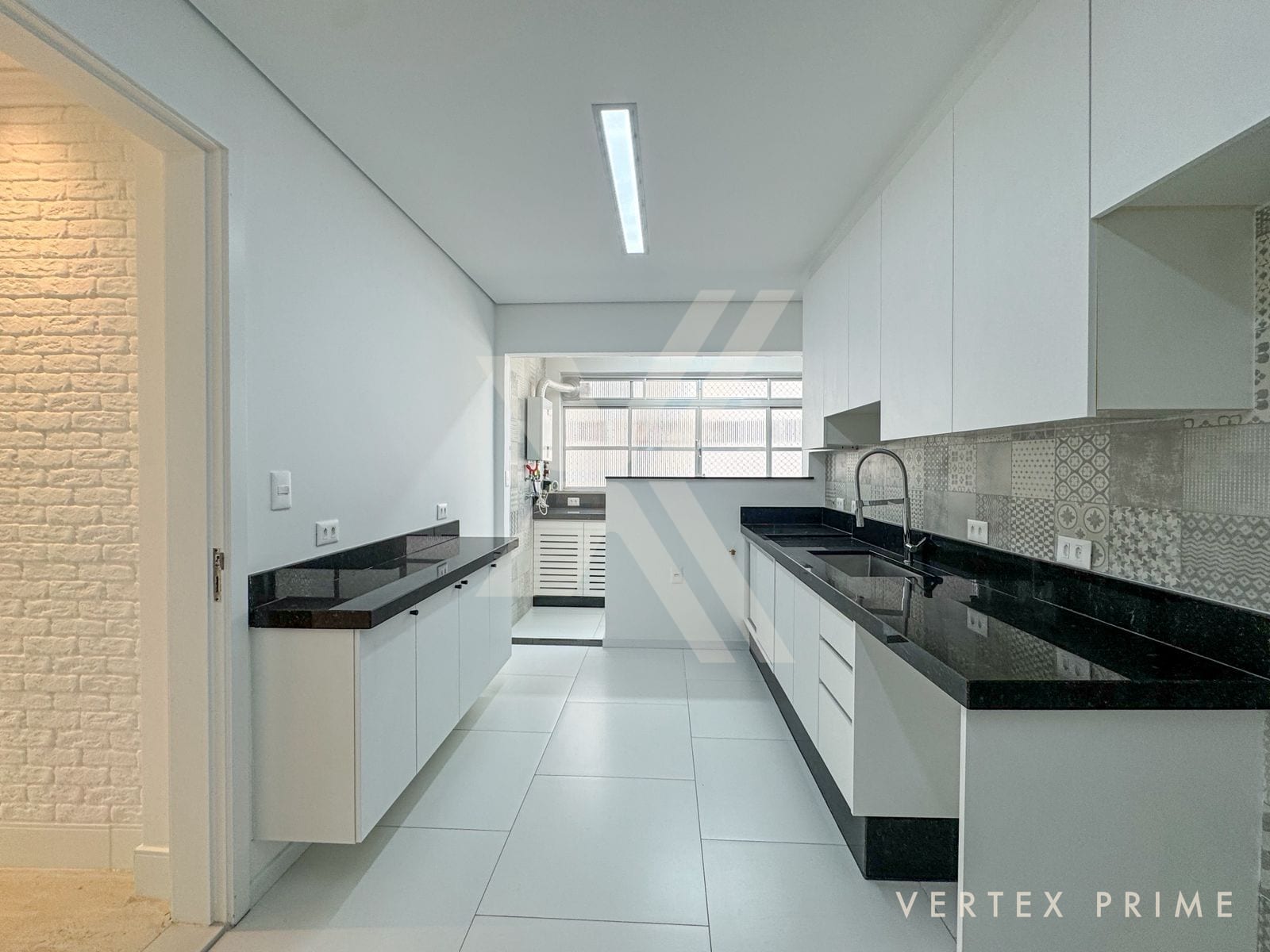 Apartamento 3 Dorm. 1 suíte, reformado com vista livre para o mar — foto