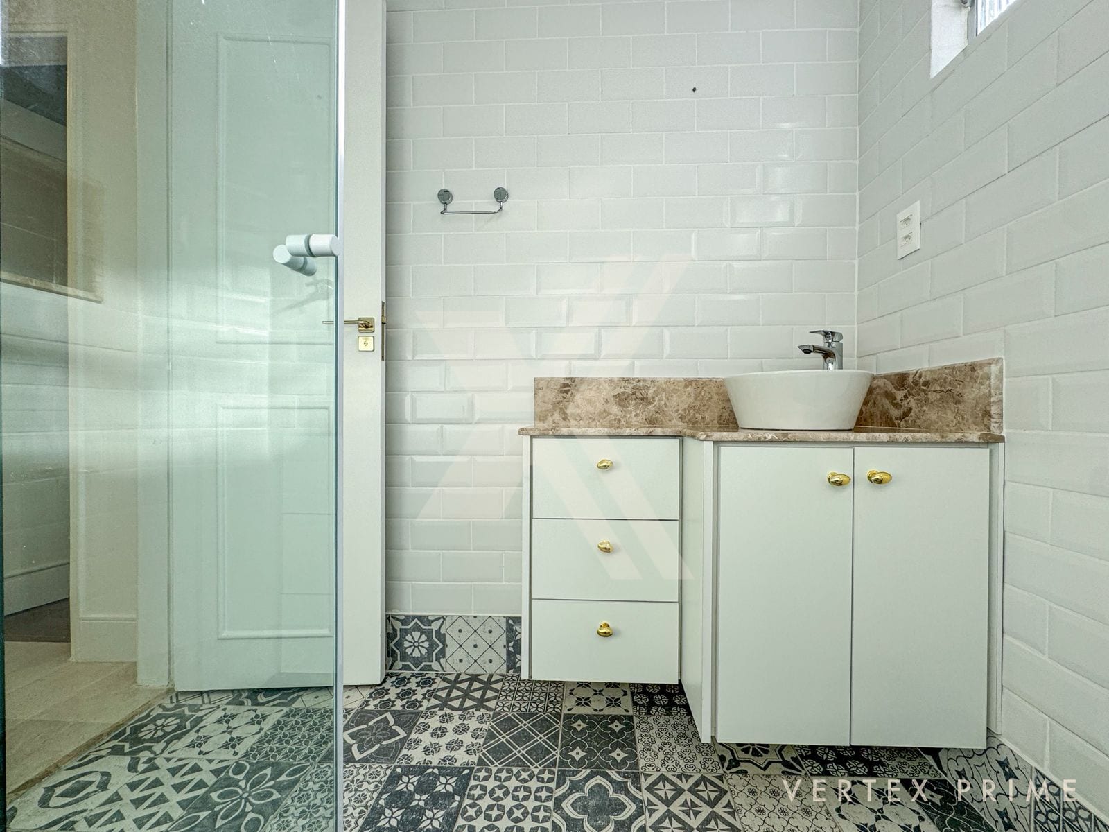 Apartamento 3 Dorm. 1 suíte, reformado com vista livre para o mar — foto