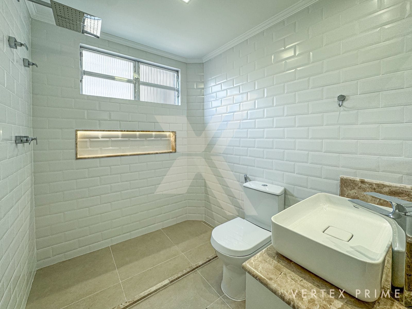 Apartamento 3 Dorm. 1 suíte, reformado com vista livre para o mar — foto