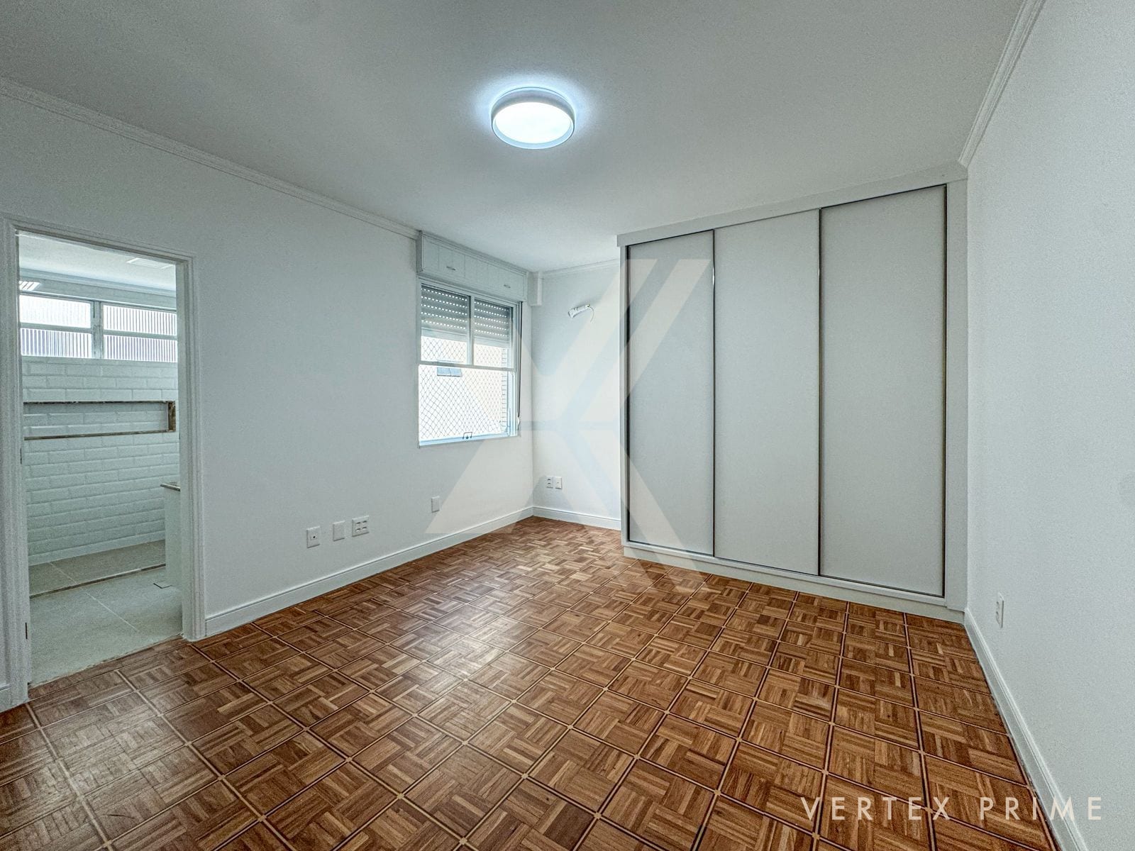 Apartamento 3 Dorm. 1 suíte, reformado com vista livre para o mar — foto