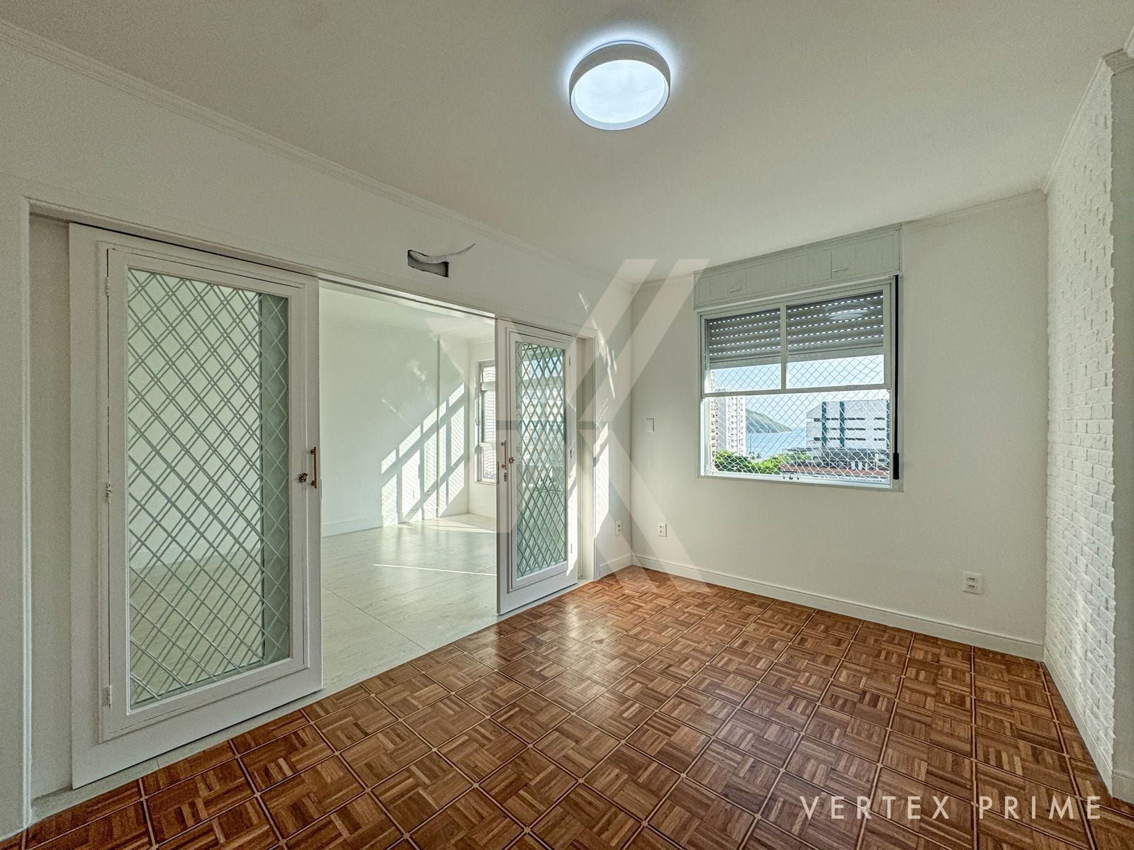 Apartamento 3 Dorm. 1 suíte, reformado com vista livre para o mar — foto
