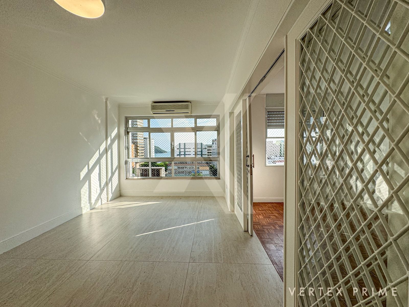 Apartamento 3 Dorm. 1 suíte, reformado com vista livre para o mar