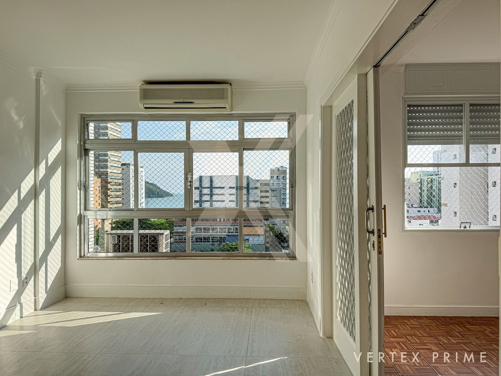 Apartamento 3 Dorm. 1 suíte, reformado com vista livre para o mar — foto
