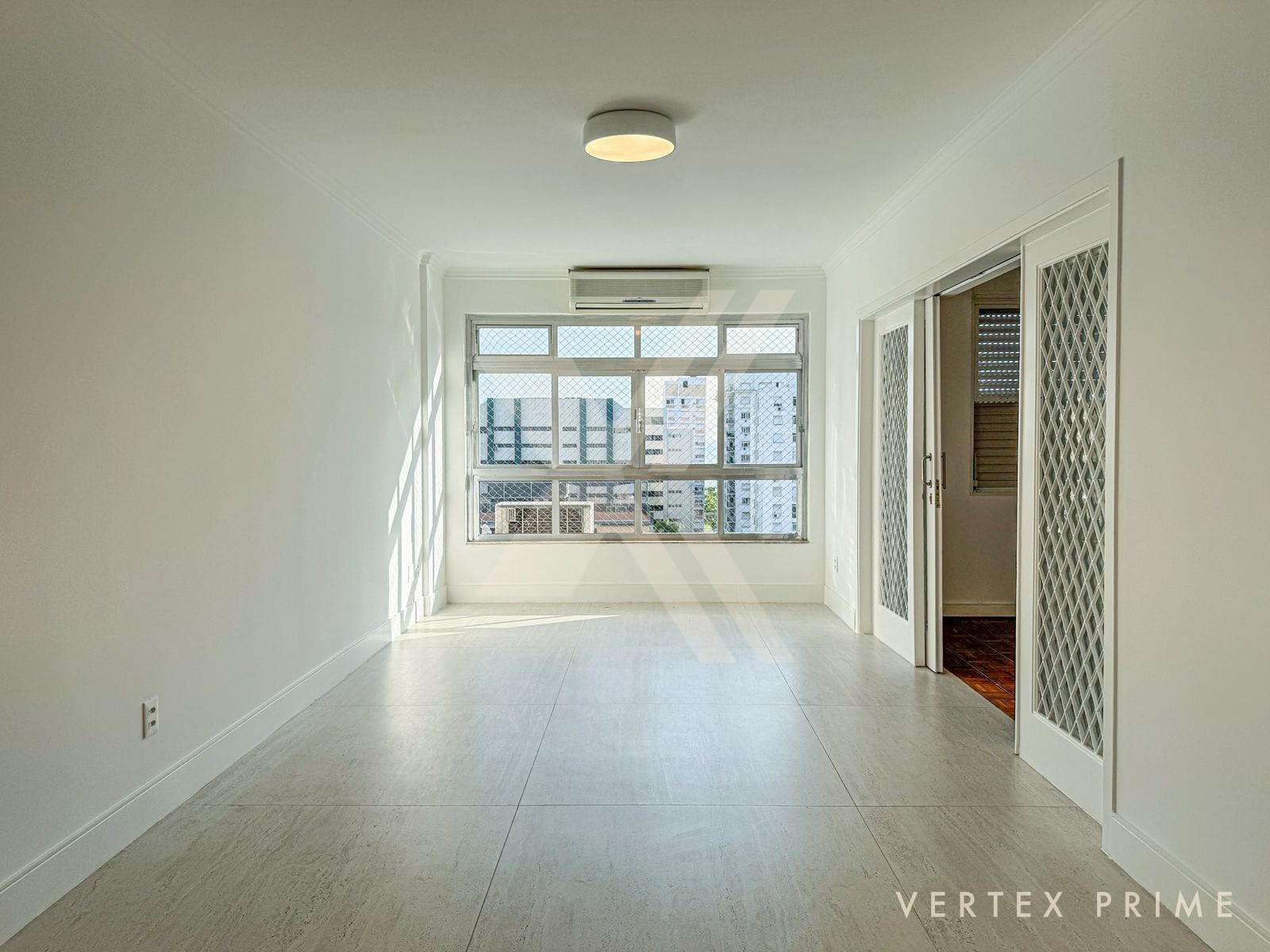 Apartamento 3 Dorm. 1 suíte, reformado com vista livre para o mar — foto