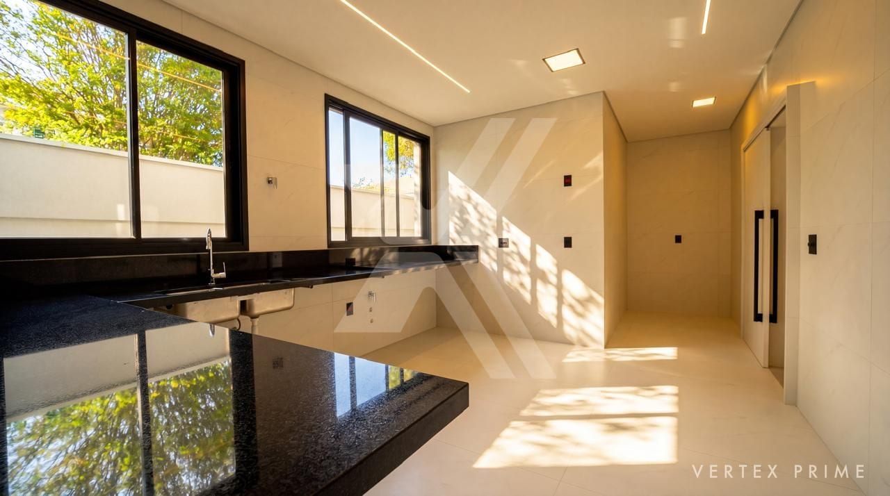 Casa térrea contemporânea, voltada para a praça — foto