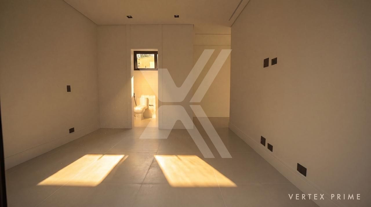 Casa térrea contemporânea, voltada para a praça — foto